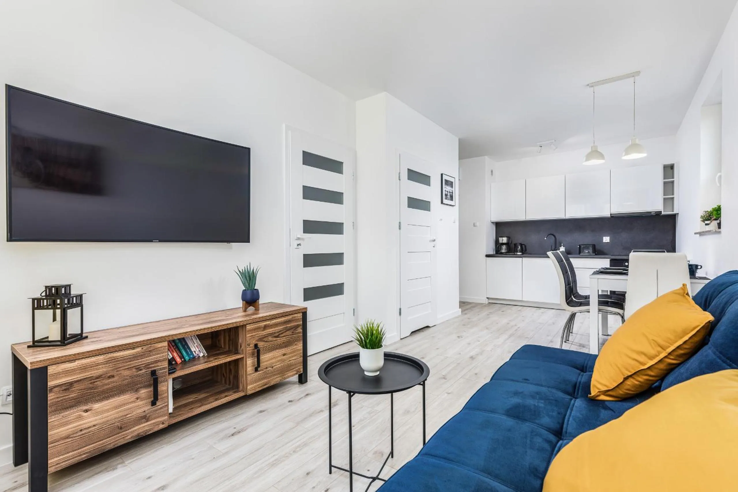 Communal lounge/ TV room in Apartamenty Osiedle Bursztynowe II by Noclegi Renters