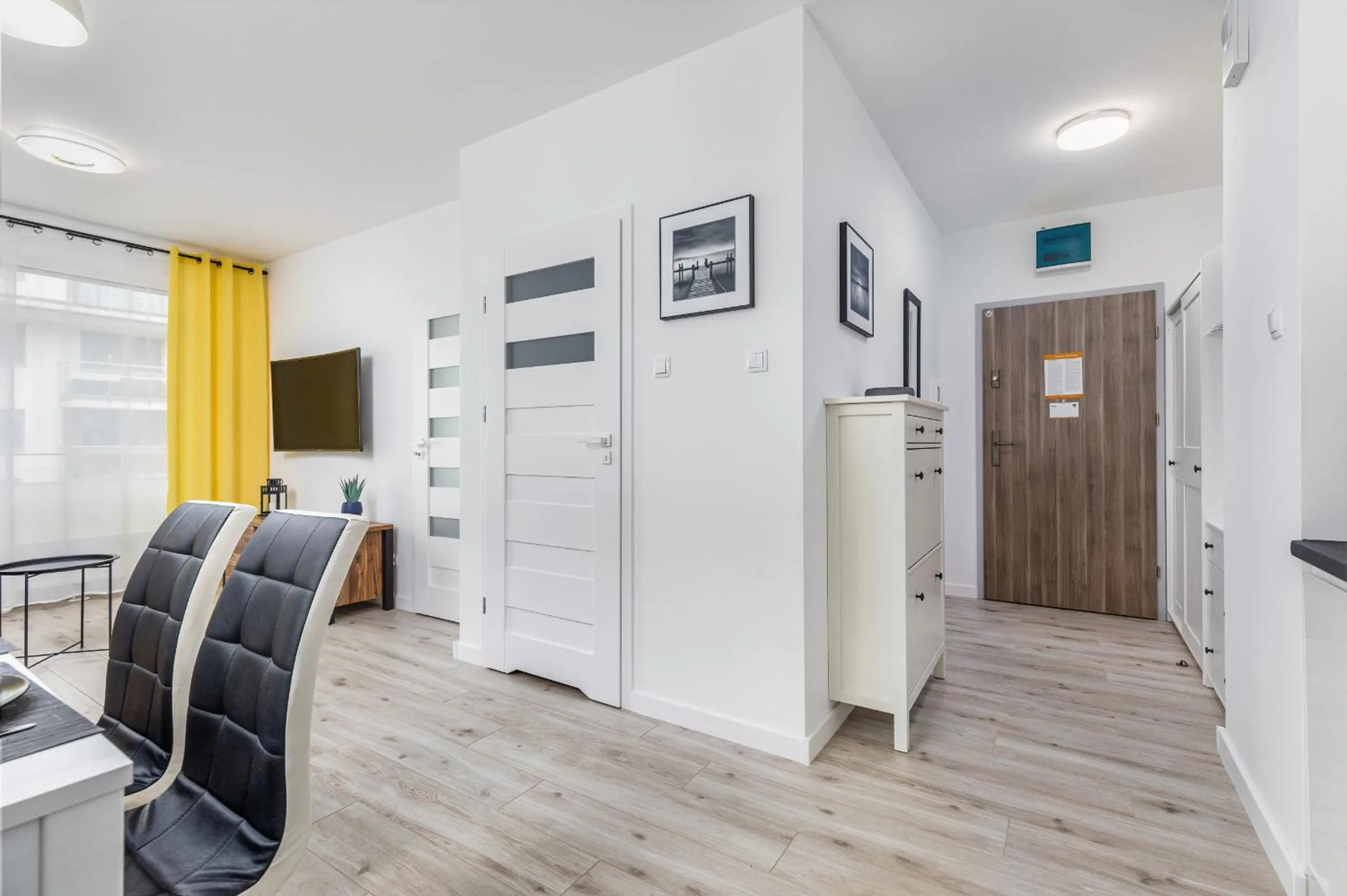 Communal lounge/ TV room in Apartamenty Osiedle Bursztynowe II by Noclegi Renters