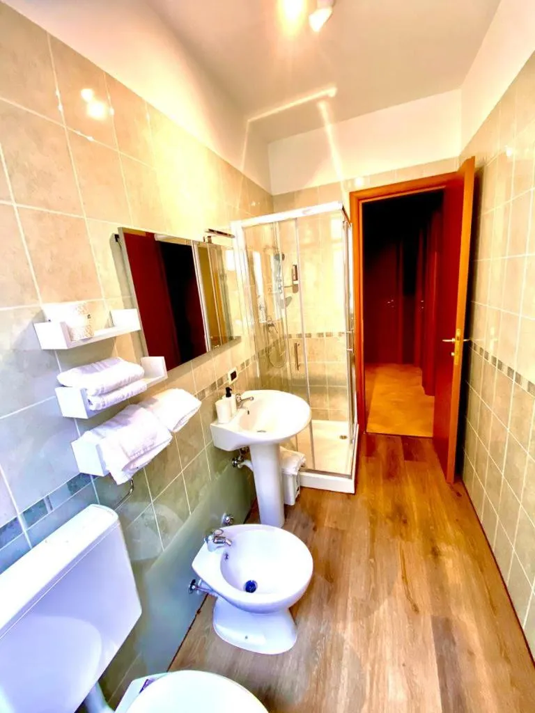 Shower in HH Hermoso Housing SERRAVALLE