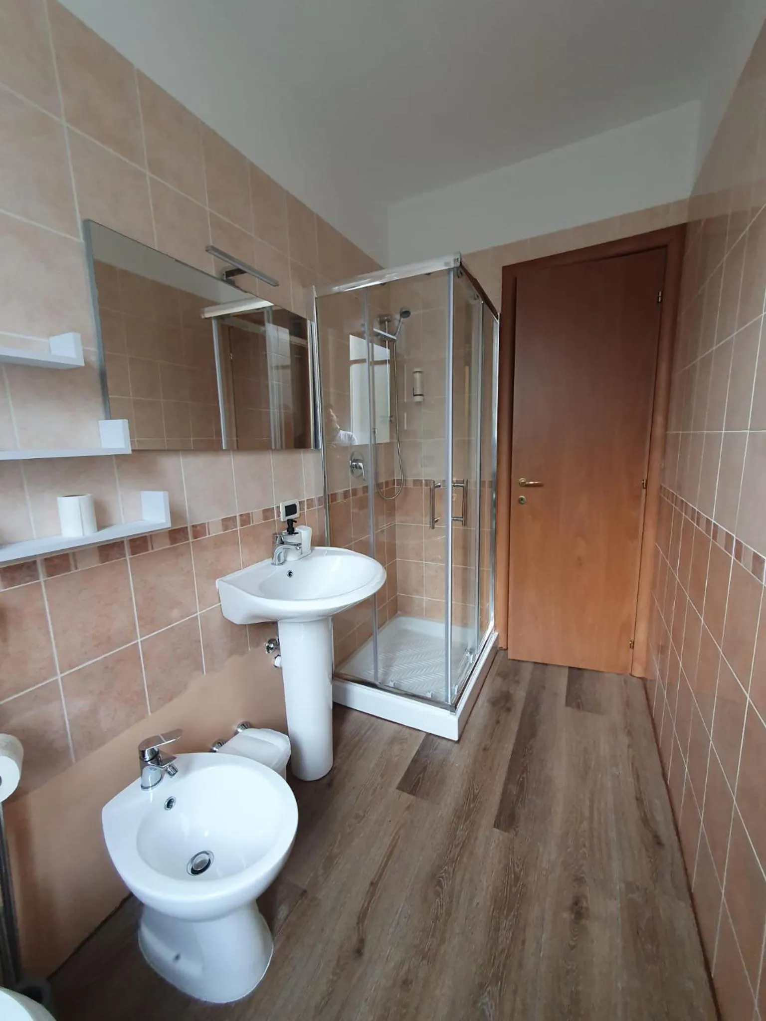 Shower in HH Hermoso Housing SERRAVALLE