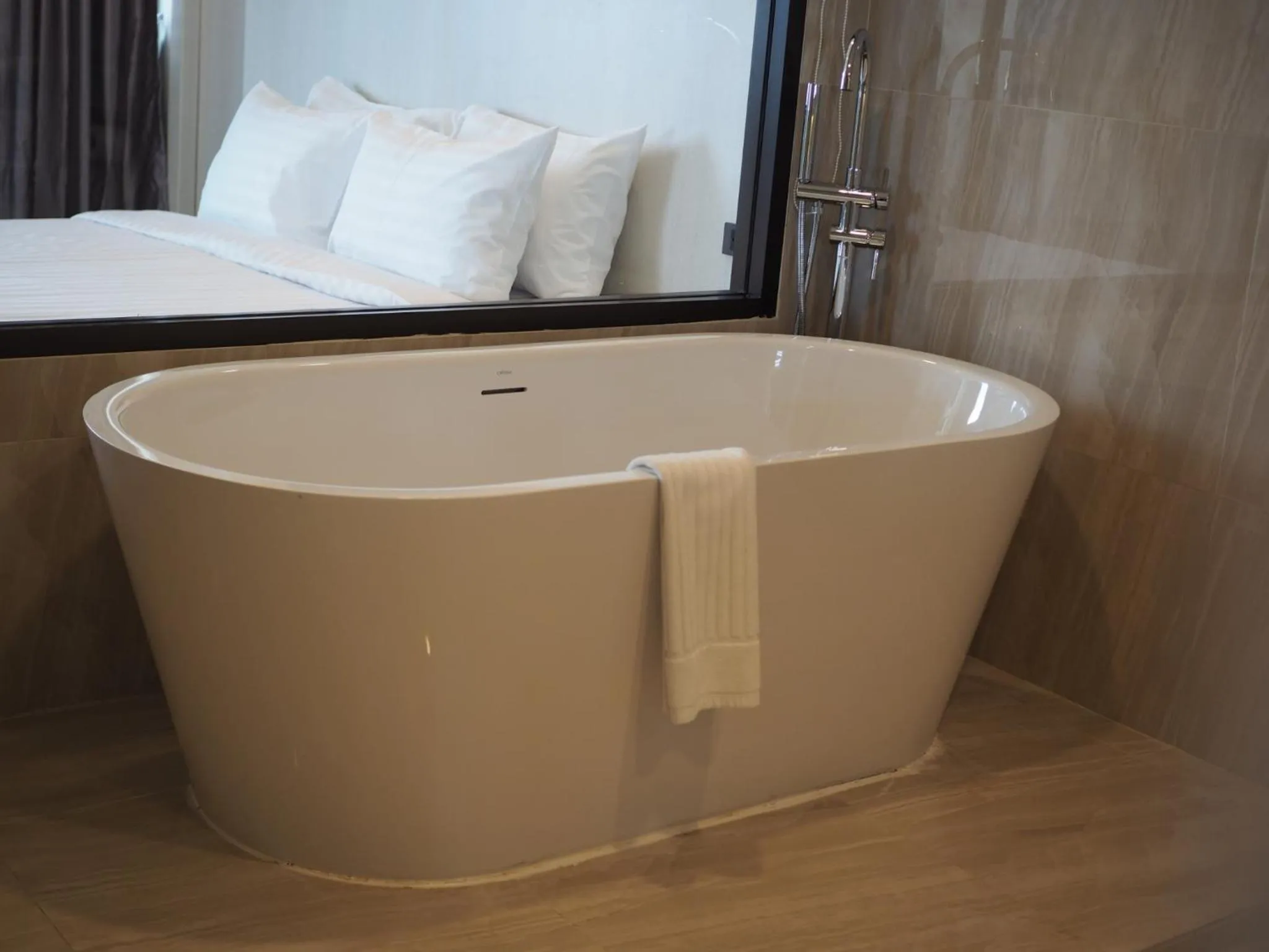 Bath, Bed in Hermann Hotel Pattaya - SHA Extra Plus