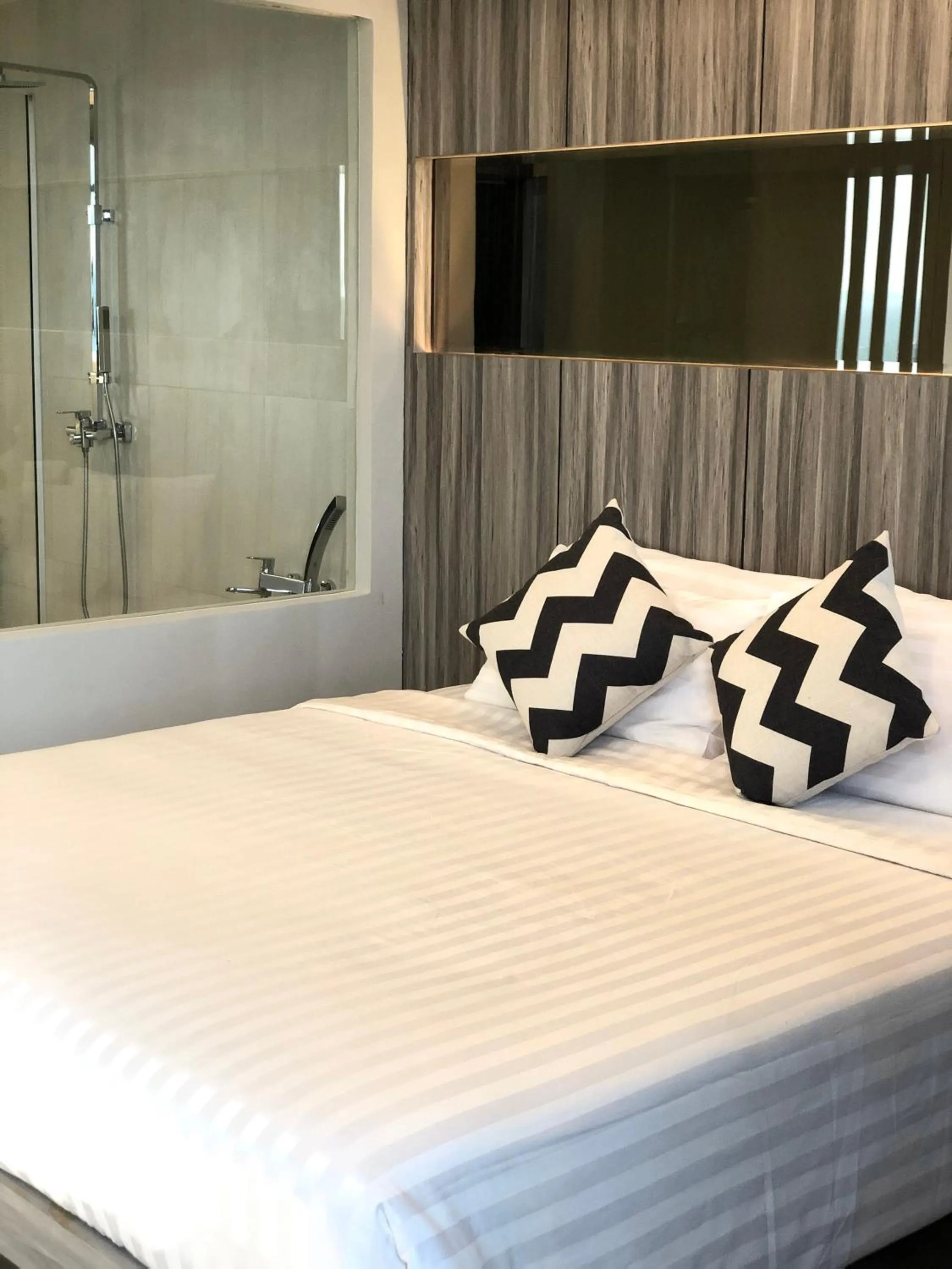 Toilet, Bed in Hermann Hotel Pattaya - SHA Extra Plus