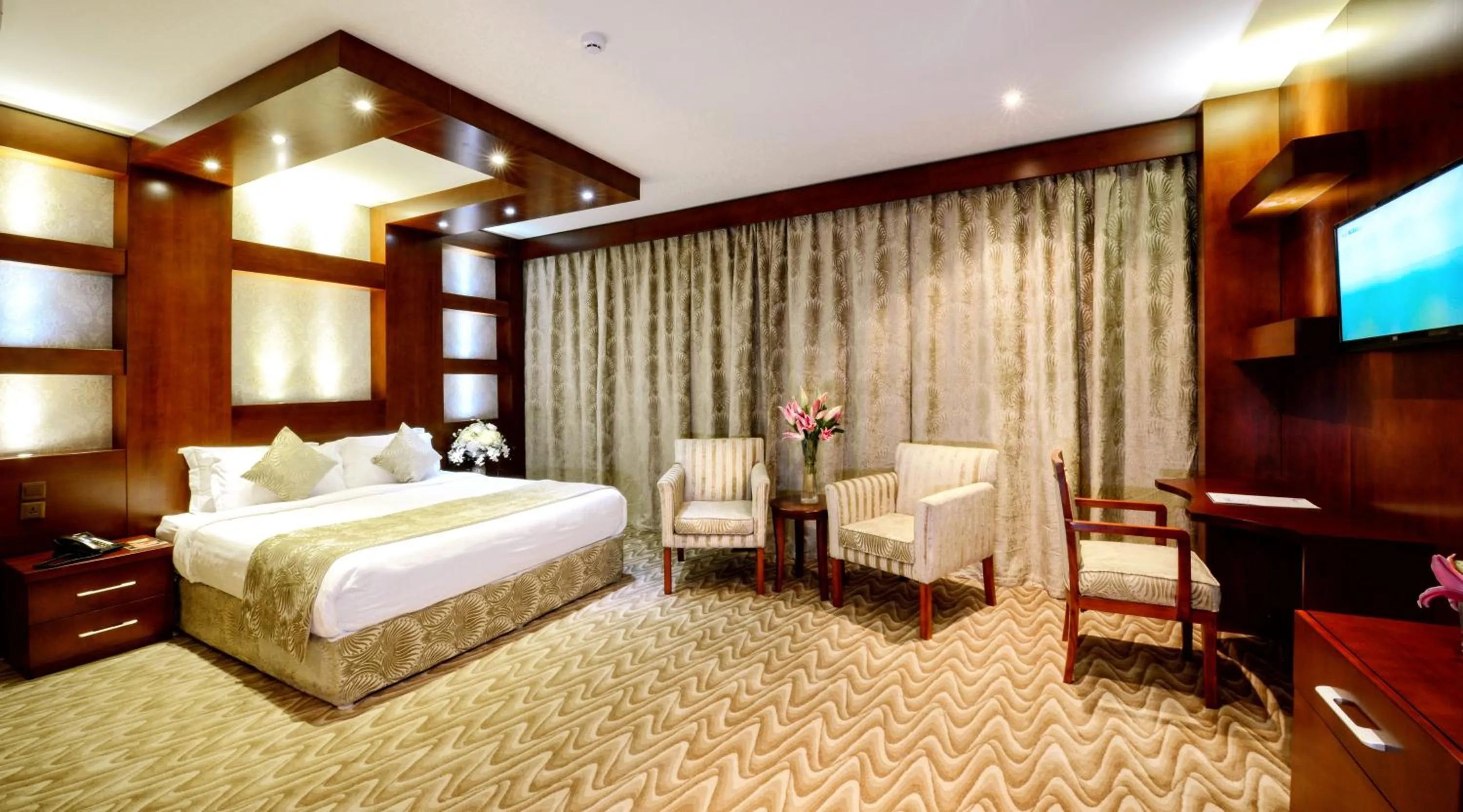 Photo of the whole room, Bed in Almsakn Alola Hotel Company