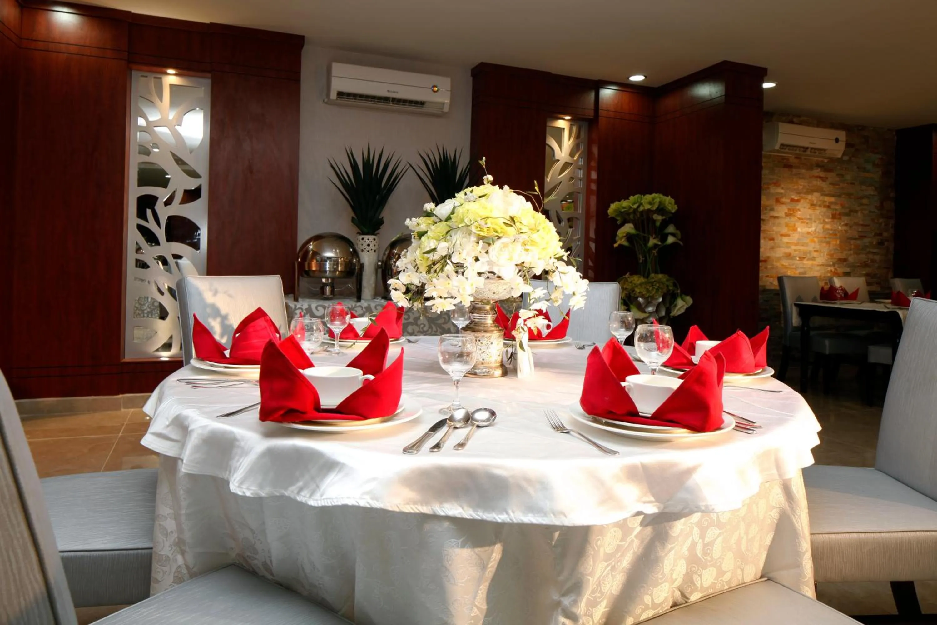 Restaurant/places to eat in Almsakn Alola Hotel Company