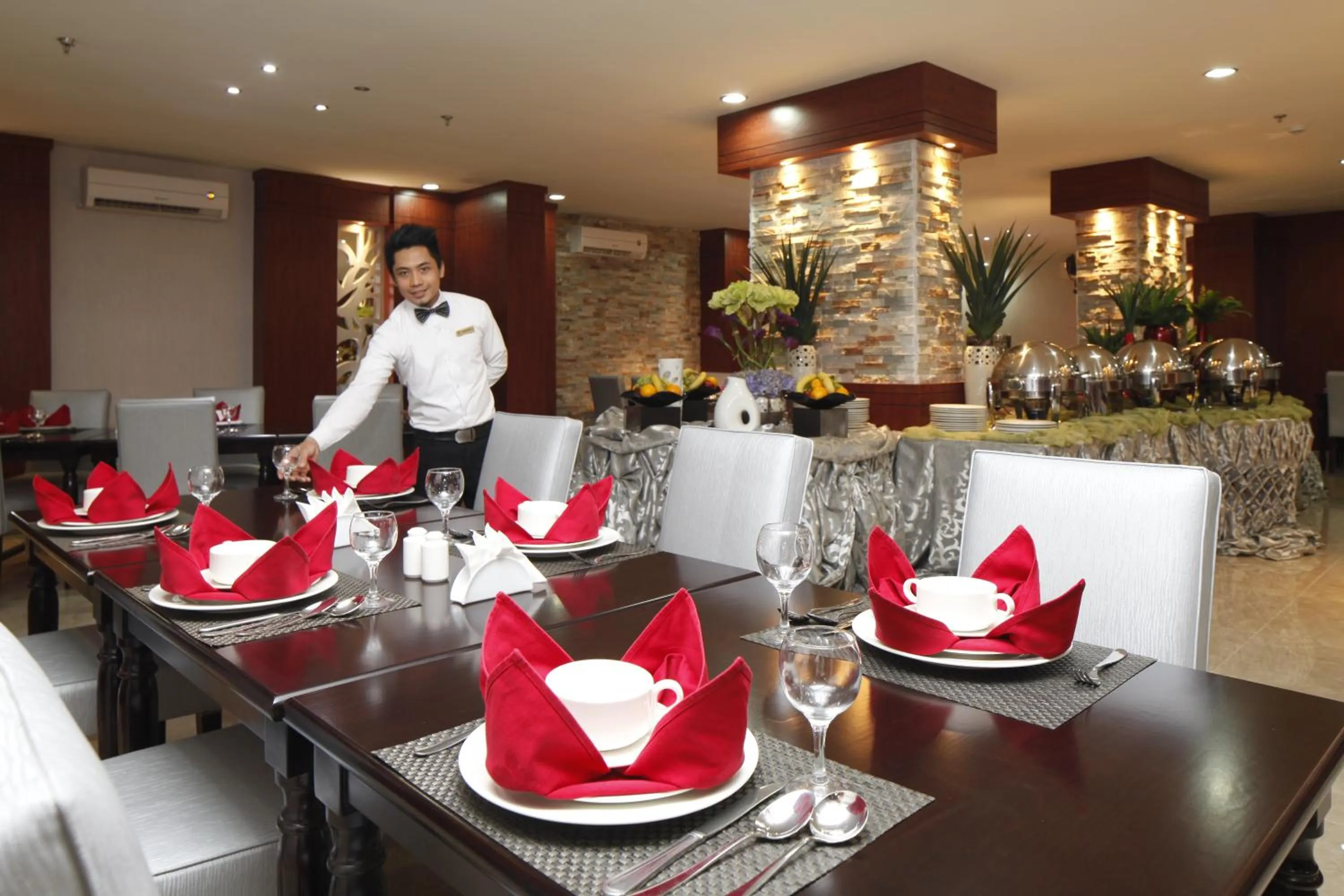 Restaurant/places to eat in Almsakn Alola Hotel Company