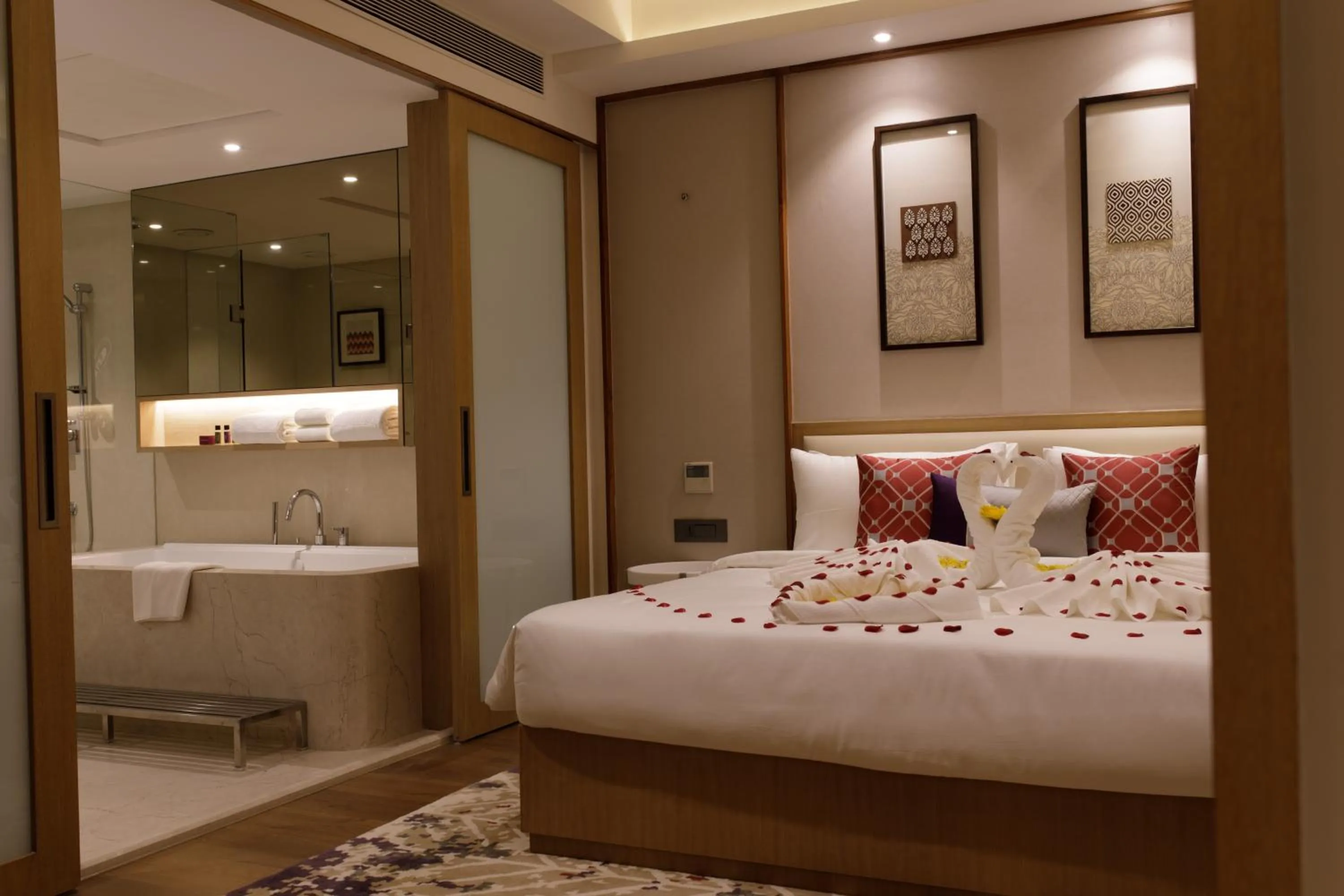 Bedroom, Bed in Sayaji Jamnagar