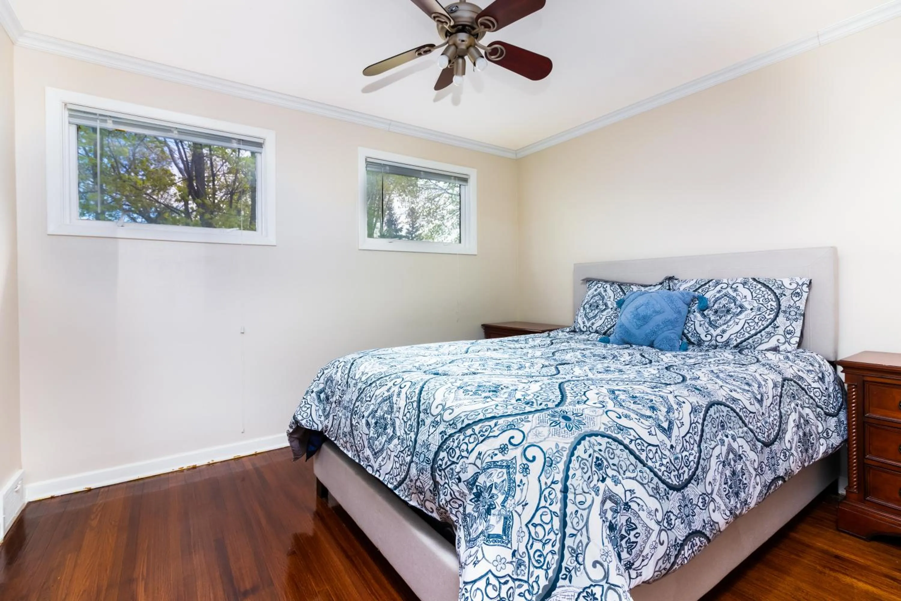 Bed in The Gorge View Villa- With Private Yard & Free Parking-see full listing info