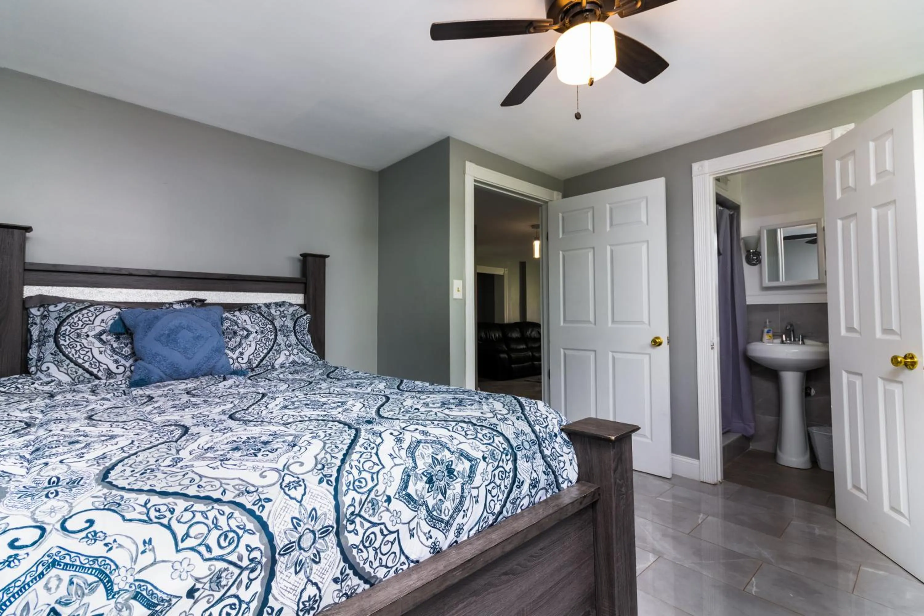 Bed in The Gorge View Villa- With Private Yard & Free Parking-see full listing info