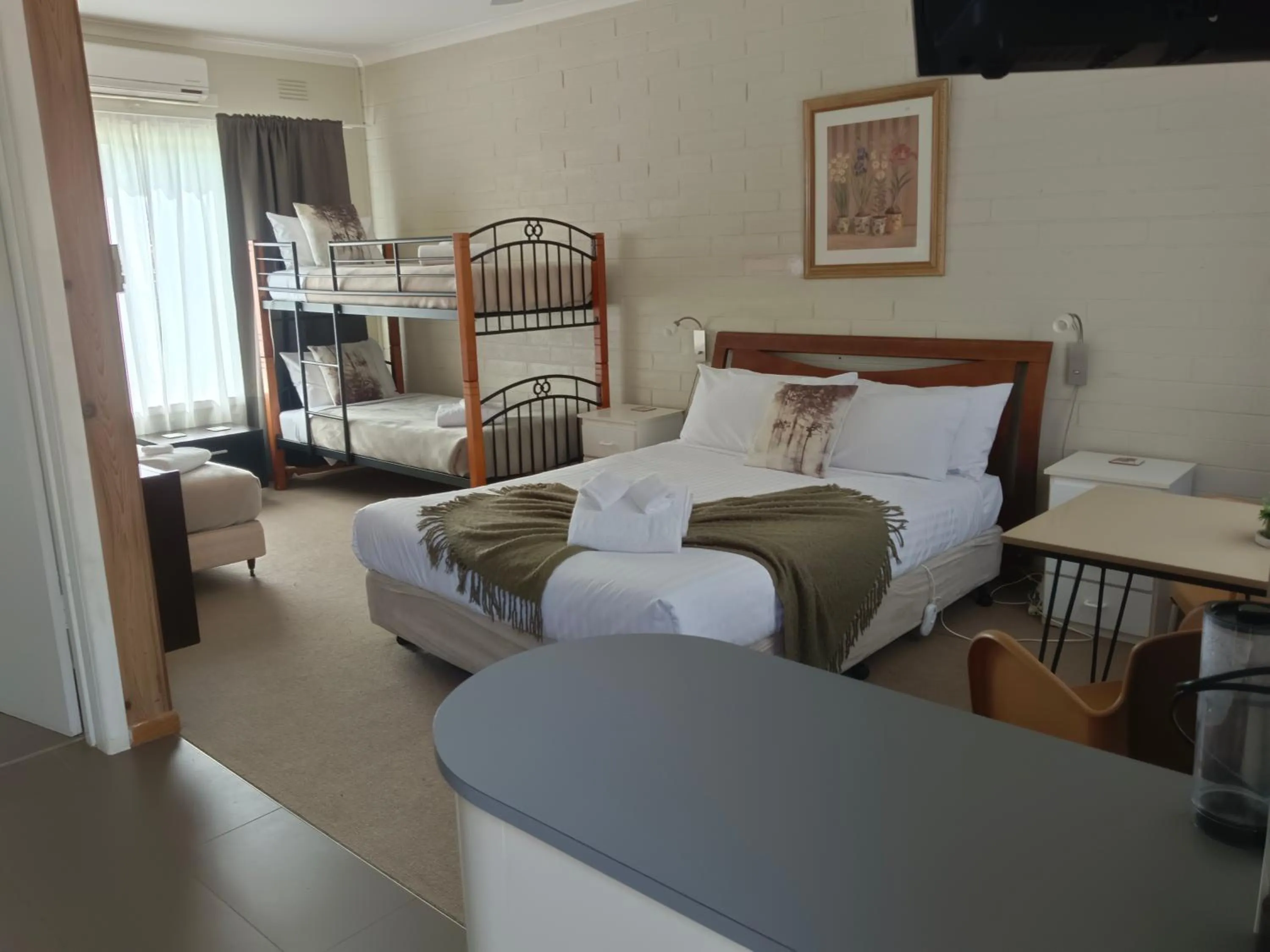 Bed in Buffalo Motel and Country Retreat