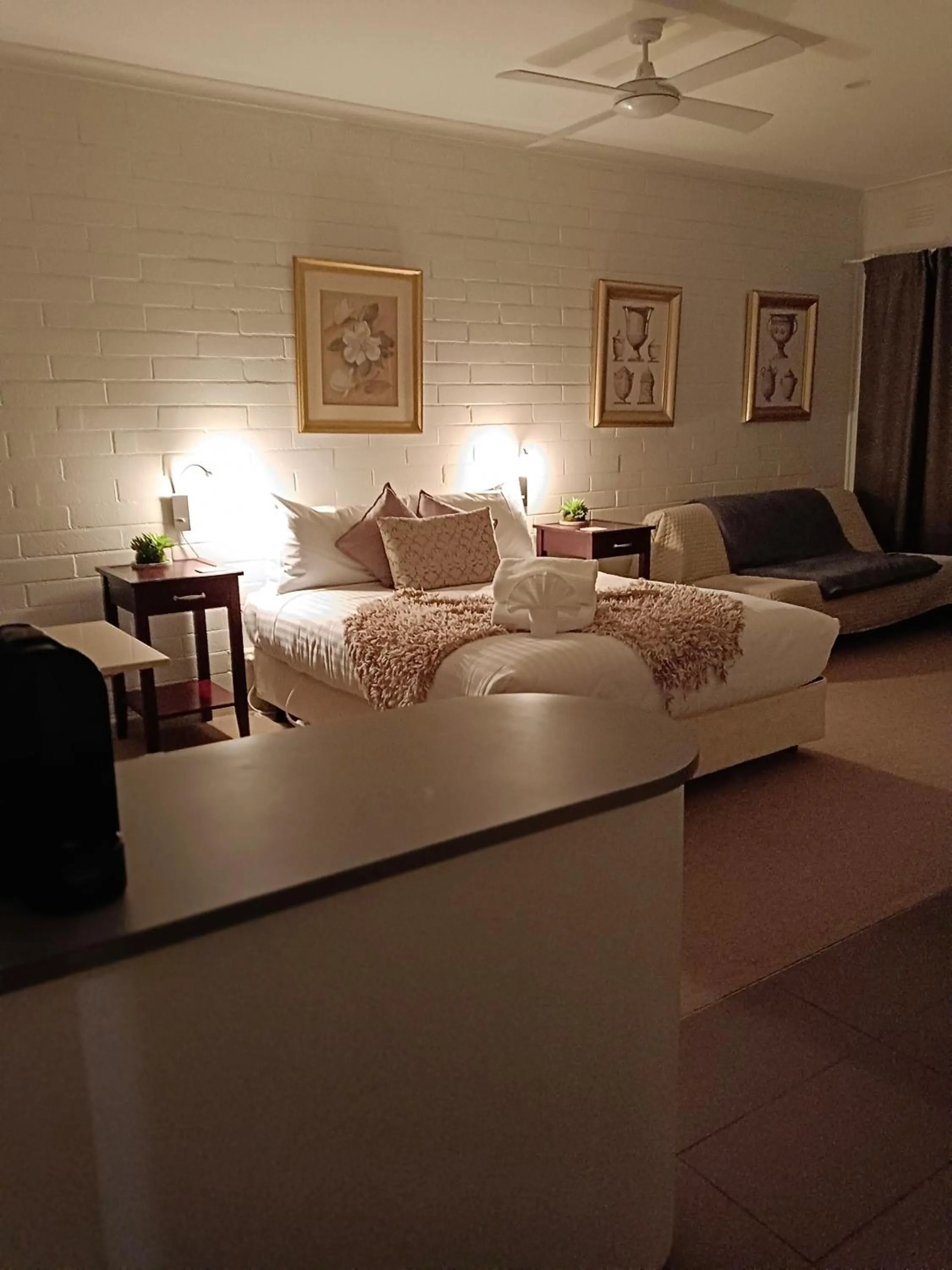 Photo of the whole room, Bed in Buffalo Motel and Country Retreat