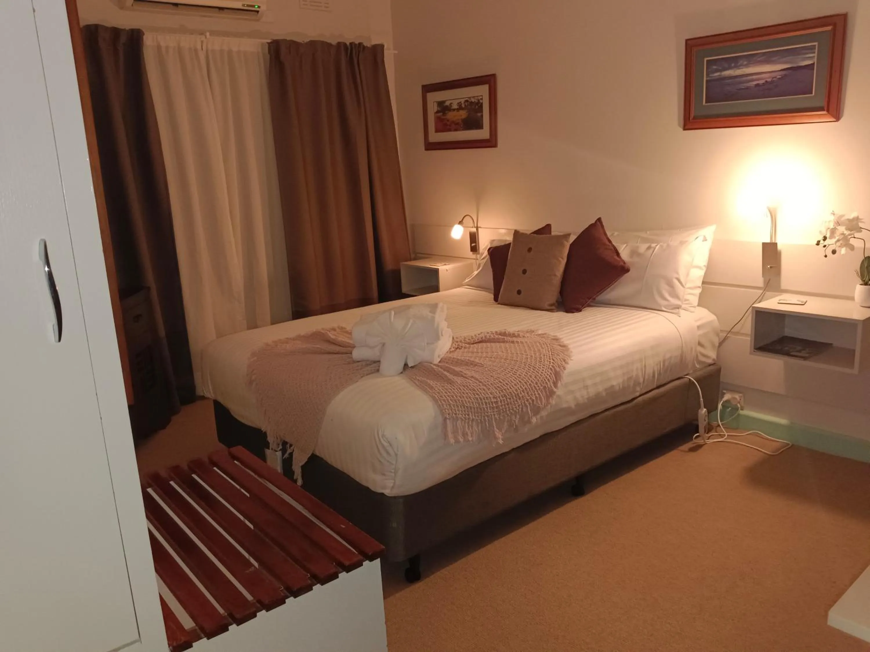 Bed in Buffalo Motel and Country Retreat