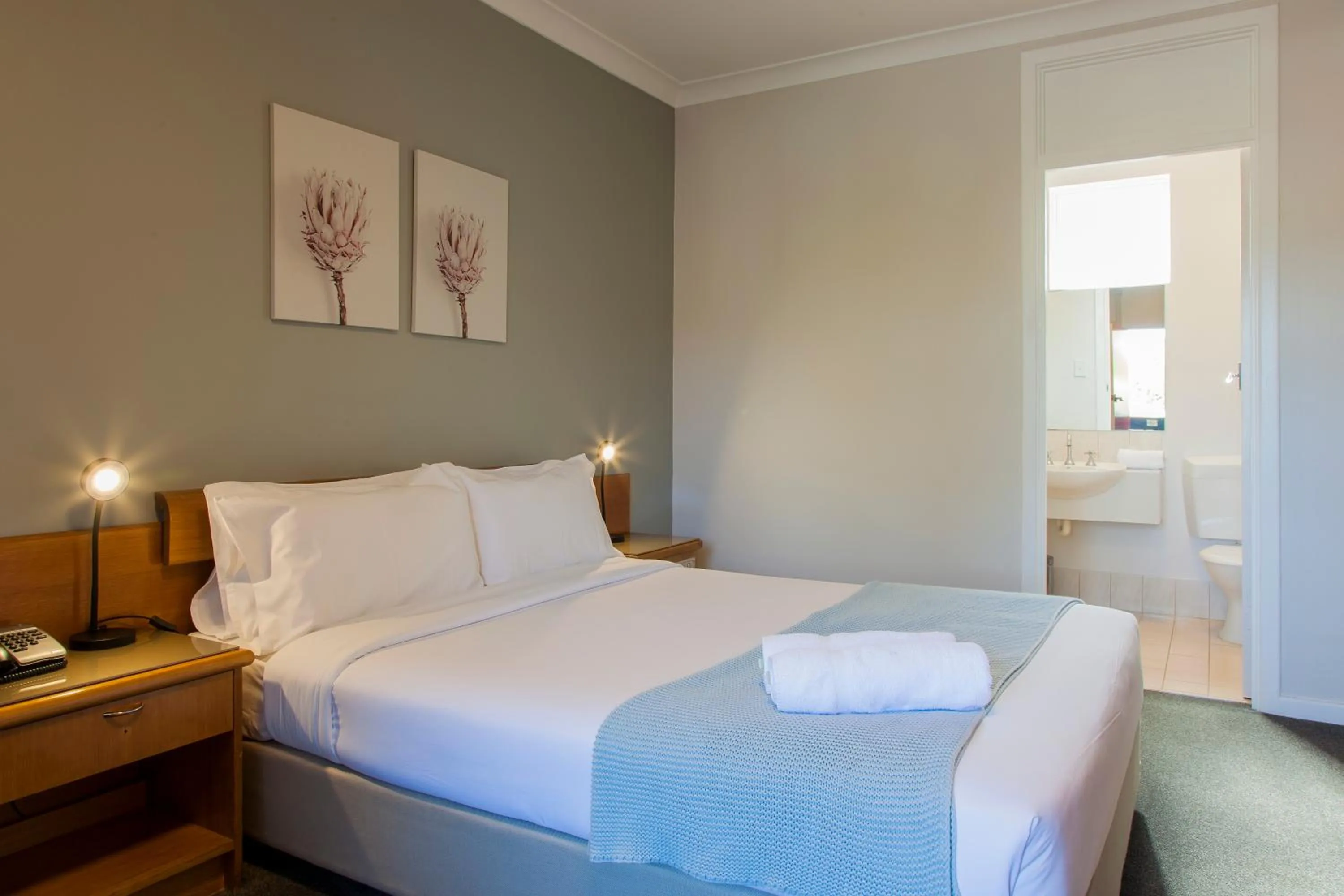 Bedroom, Bed in Kings Park Motel