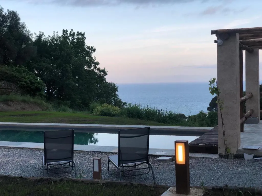 Swimming pool in Mirandola Suites