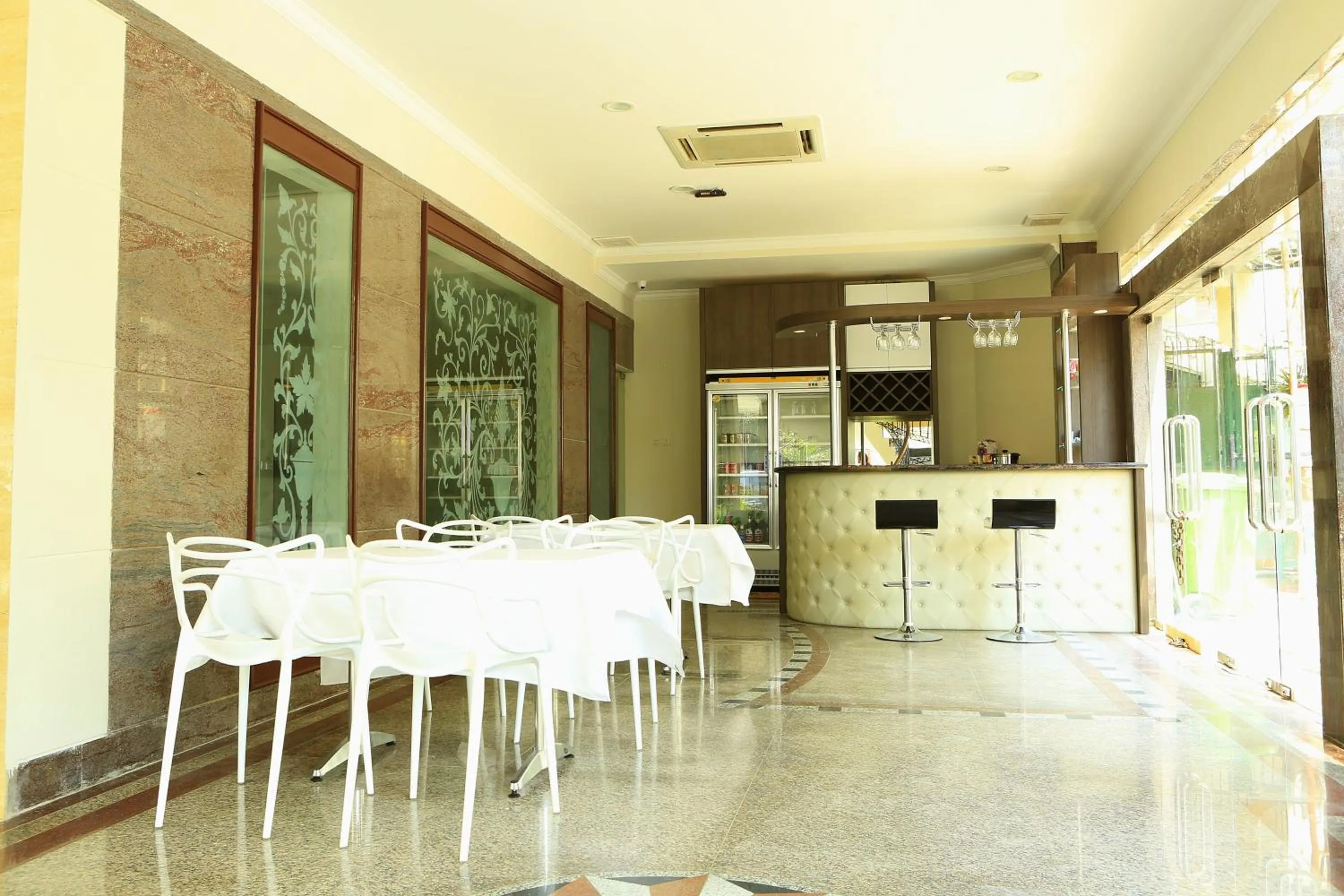 Restaurant/places to eat in Hotel 55