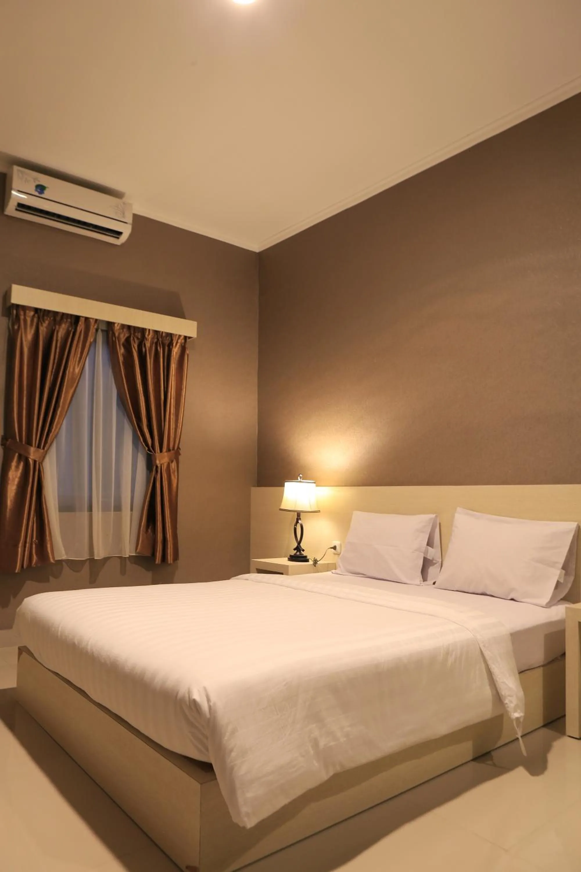 Photo of the whole room, Bed in Hotel 55