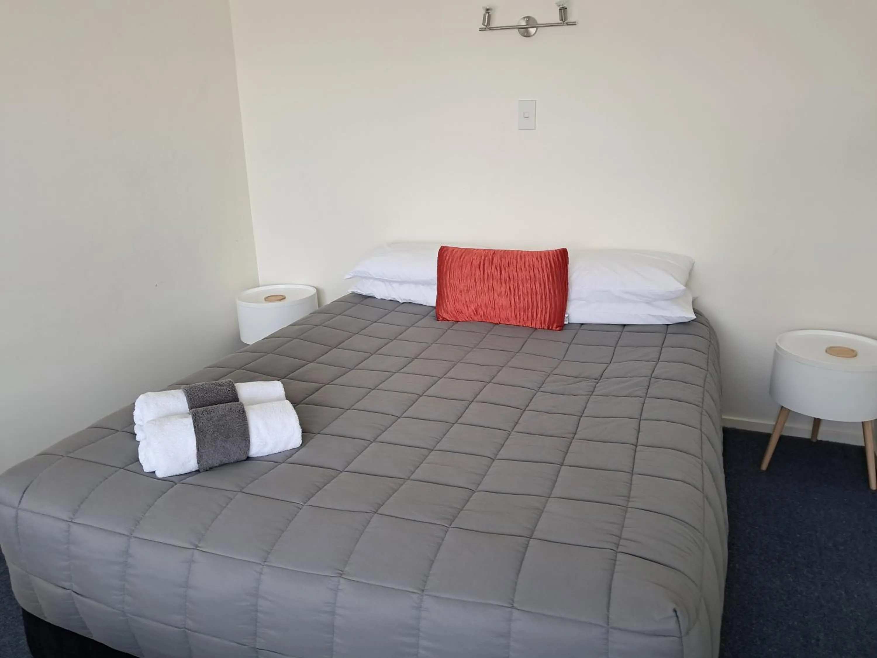 Bedroom, Bed in The Coast Motel