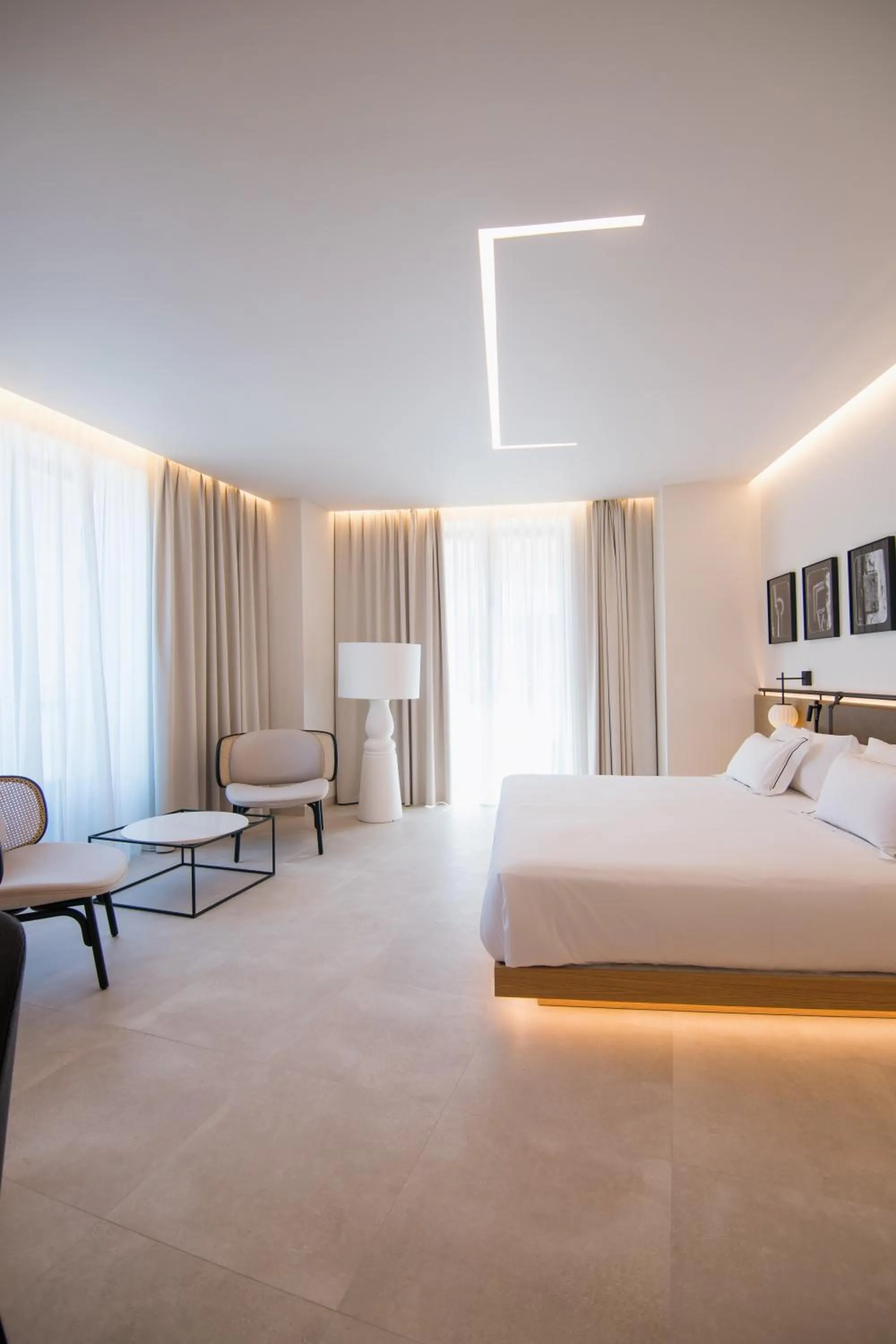 Photo of the whole room, Bed in MYR Puerta Serranos