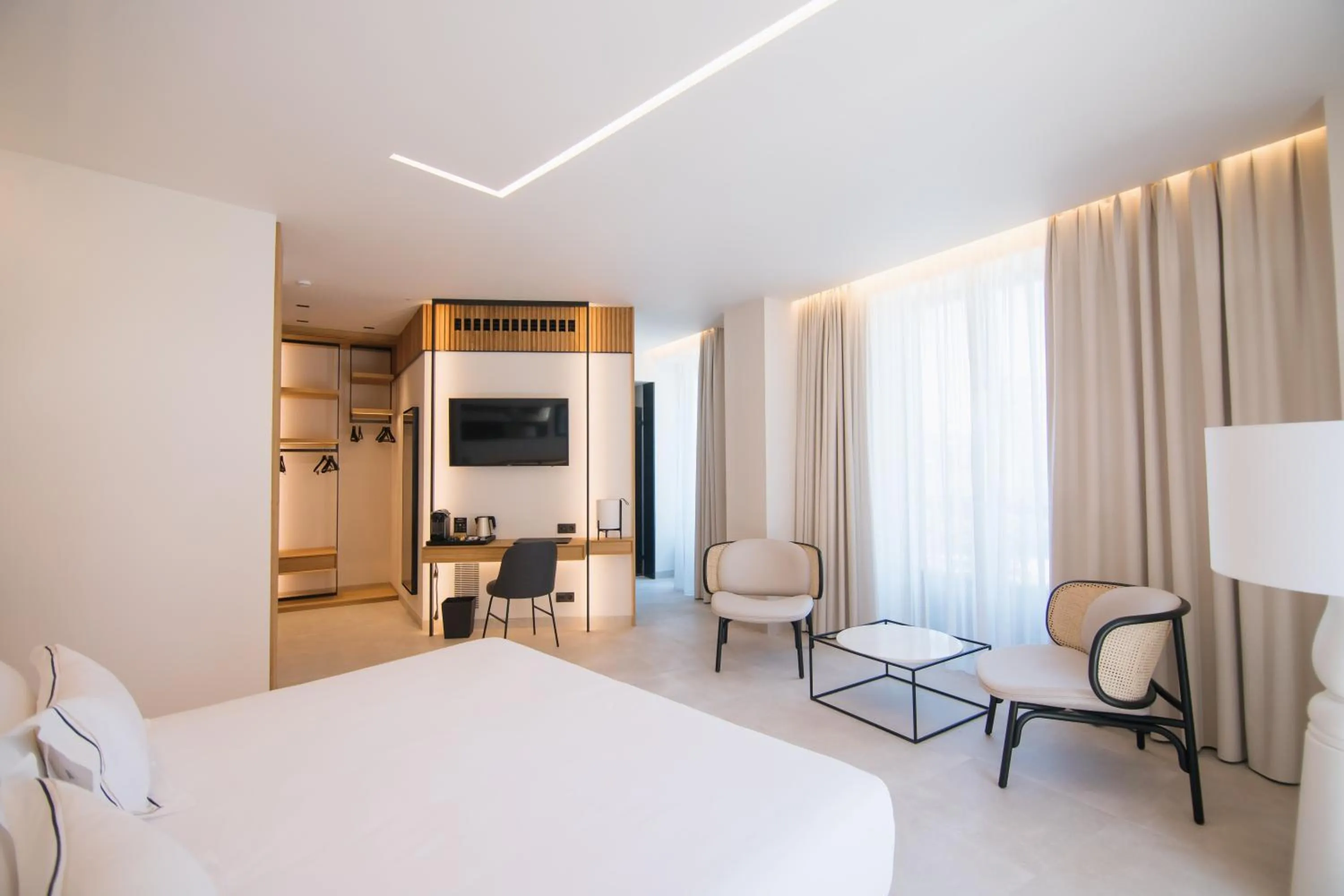 Photo of the whole room, Bed in MYR Puerta Serranos