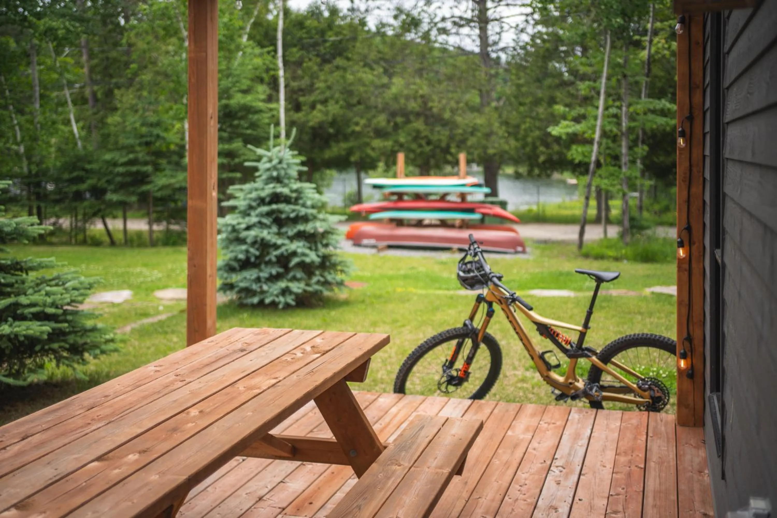 Garden view in Suites du Lac Moore by Manitonga