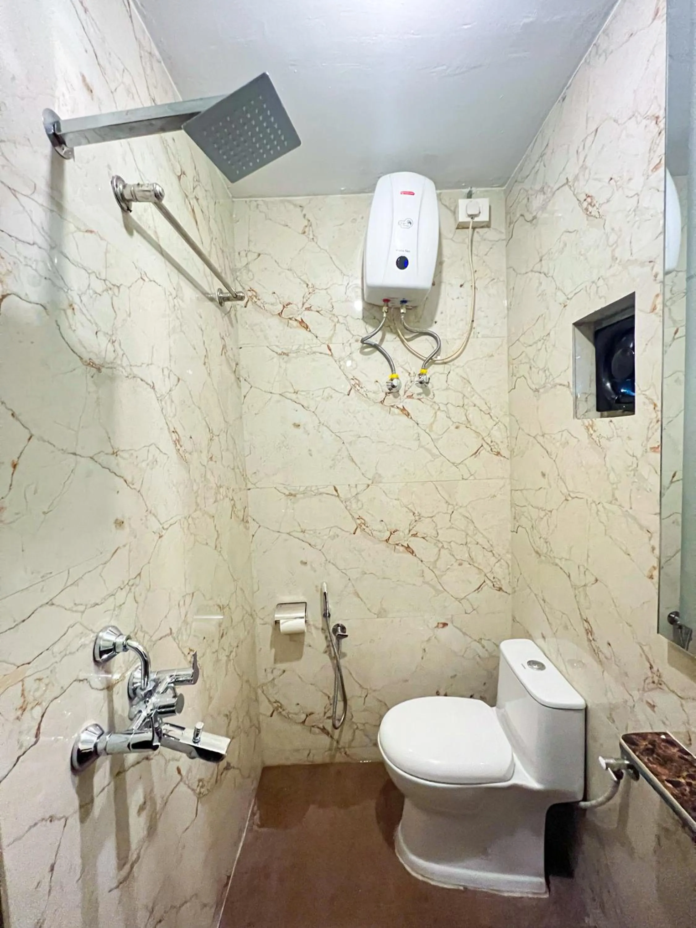 Shower in Whoopers Hostel Palolem