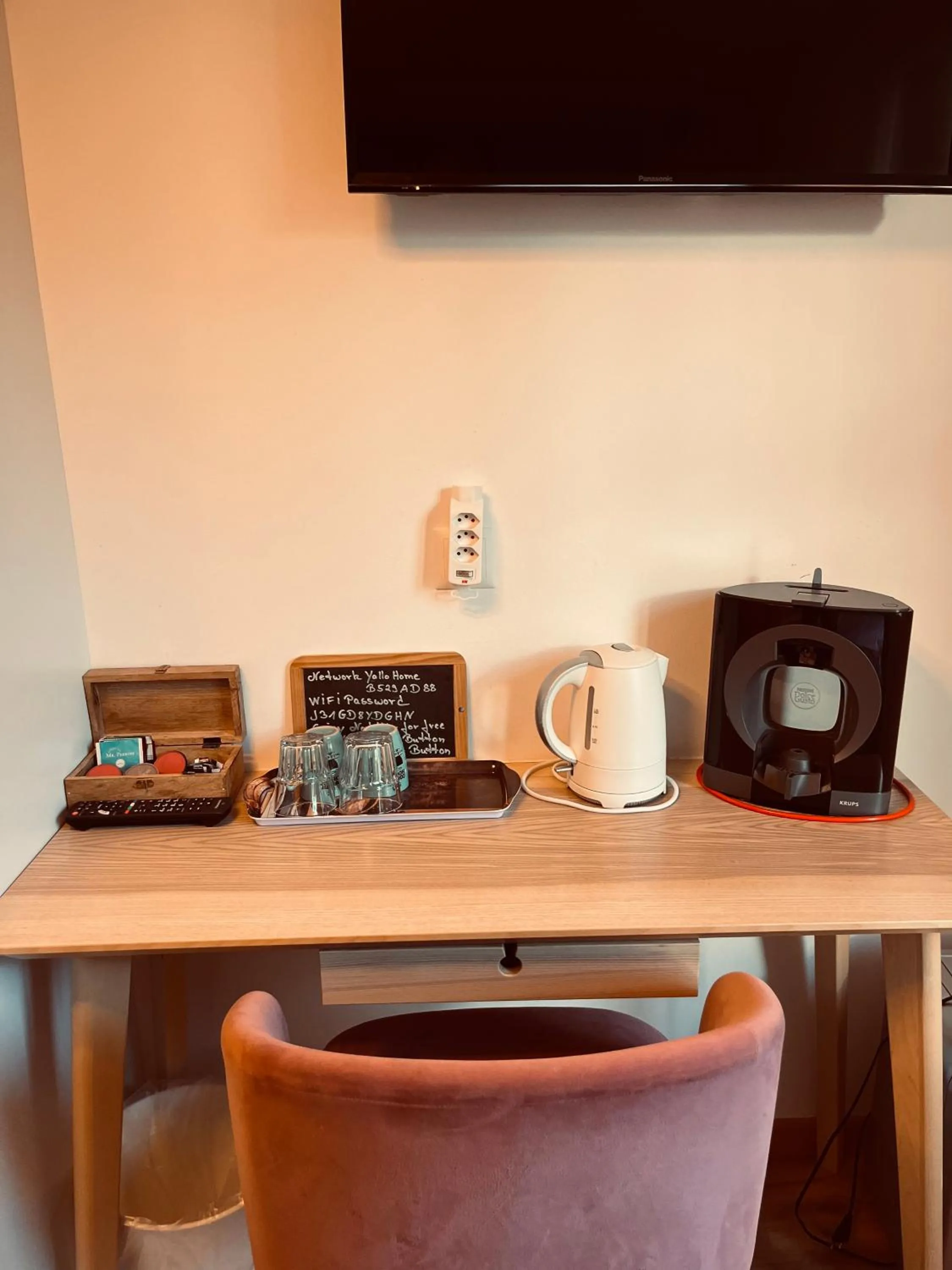 TV and multimedia in Boutique Hotel Bellevue B&B am Brienzersee Iseltwald Interlaken