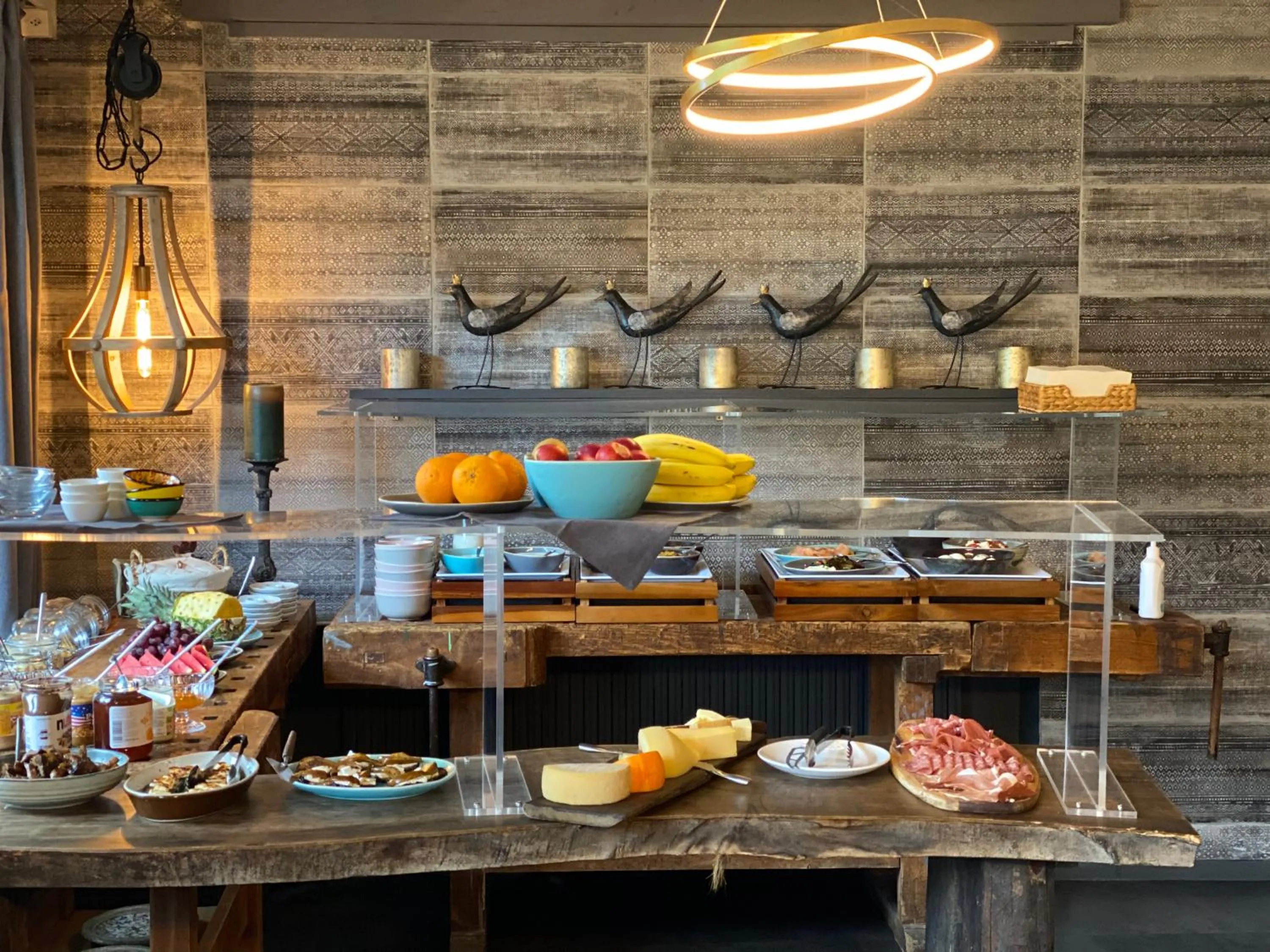 Food and drinks in Boutique Hotel Bellevue B&B am Brienzersee Iseltwald Interlaken