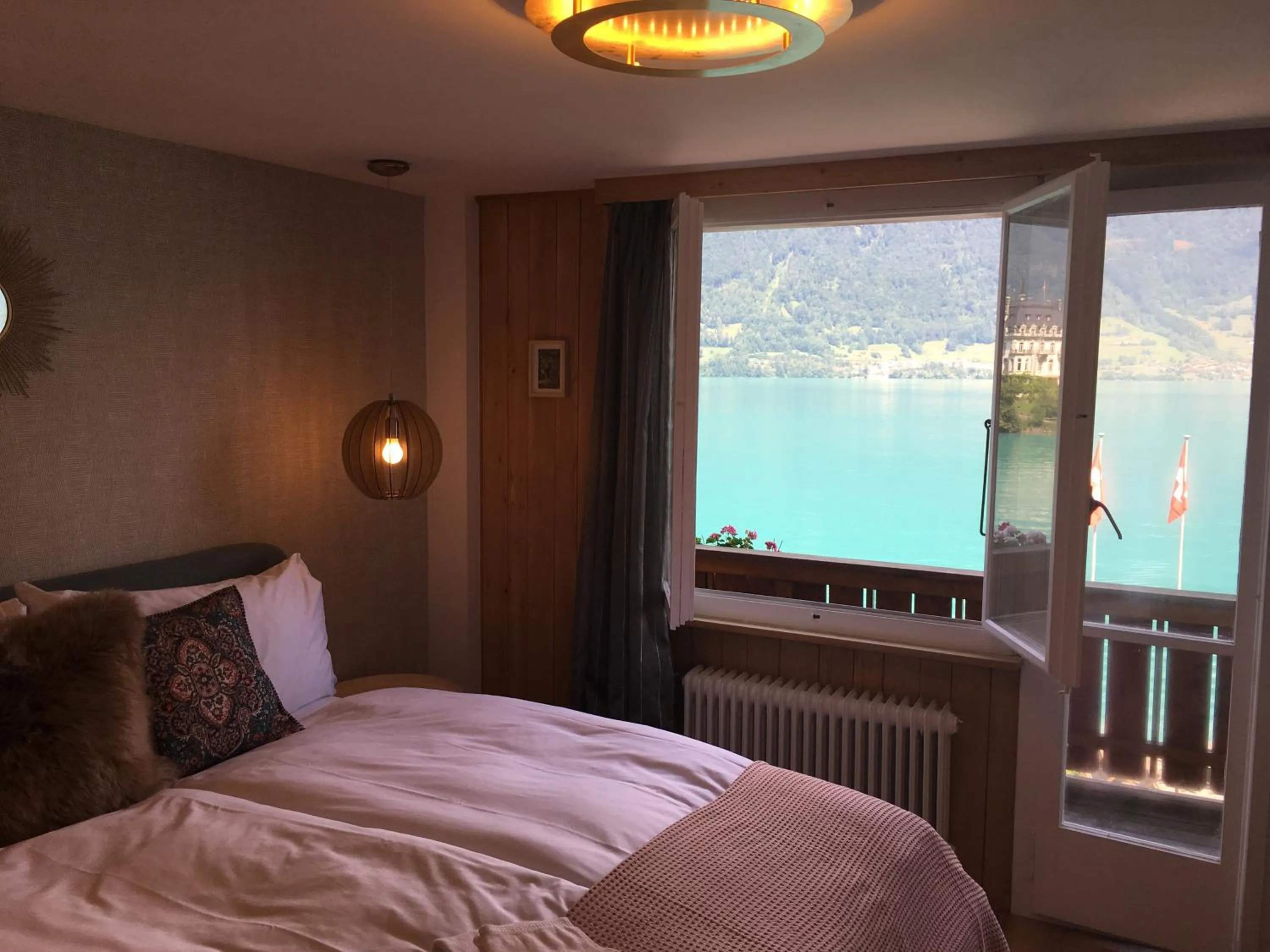 Bed in Boutique Hotel Bellevue B&B am Brienzersee Iseltwald Interlaken
