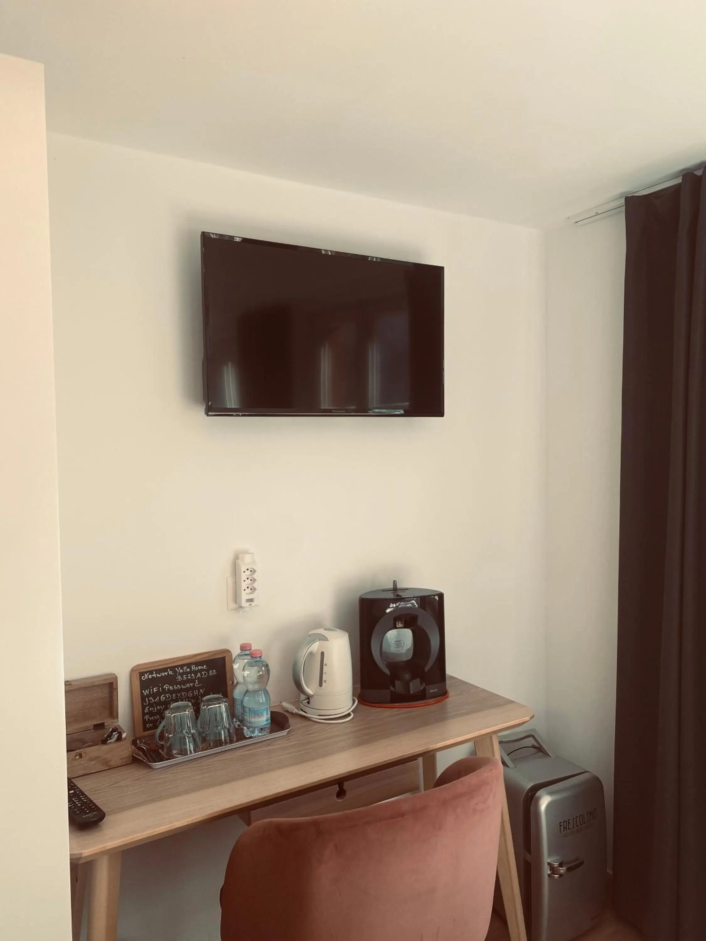 TV and multimedia in Boutique Hotel Bellevue B&B am Brienzersee Iseltwald Interlaken