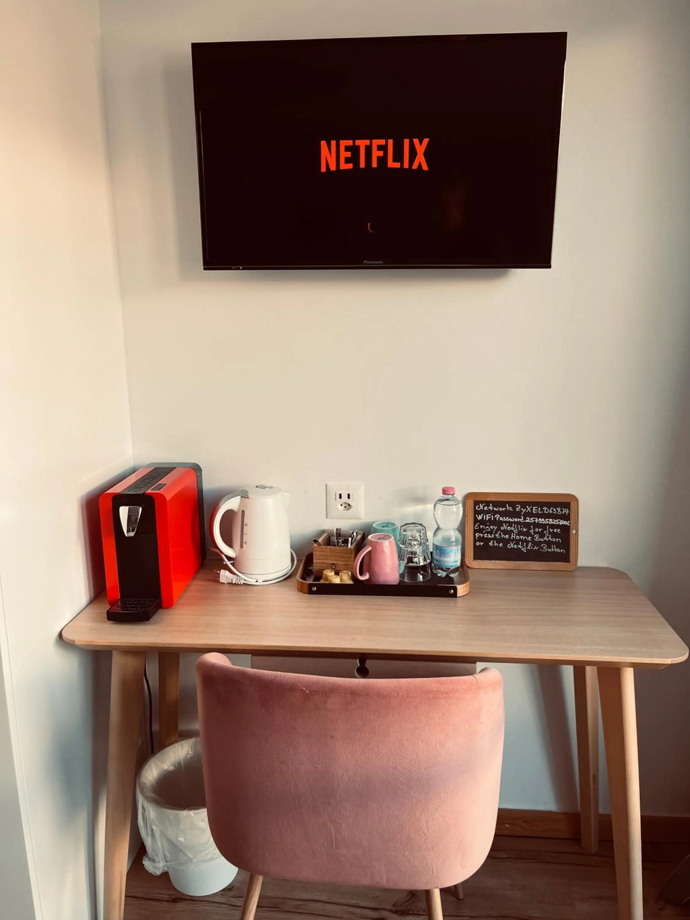 TV and multimedia in Boutique Hotel Bellevue B&B am Brienzersee Iseltwald Interlaken