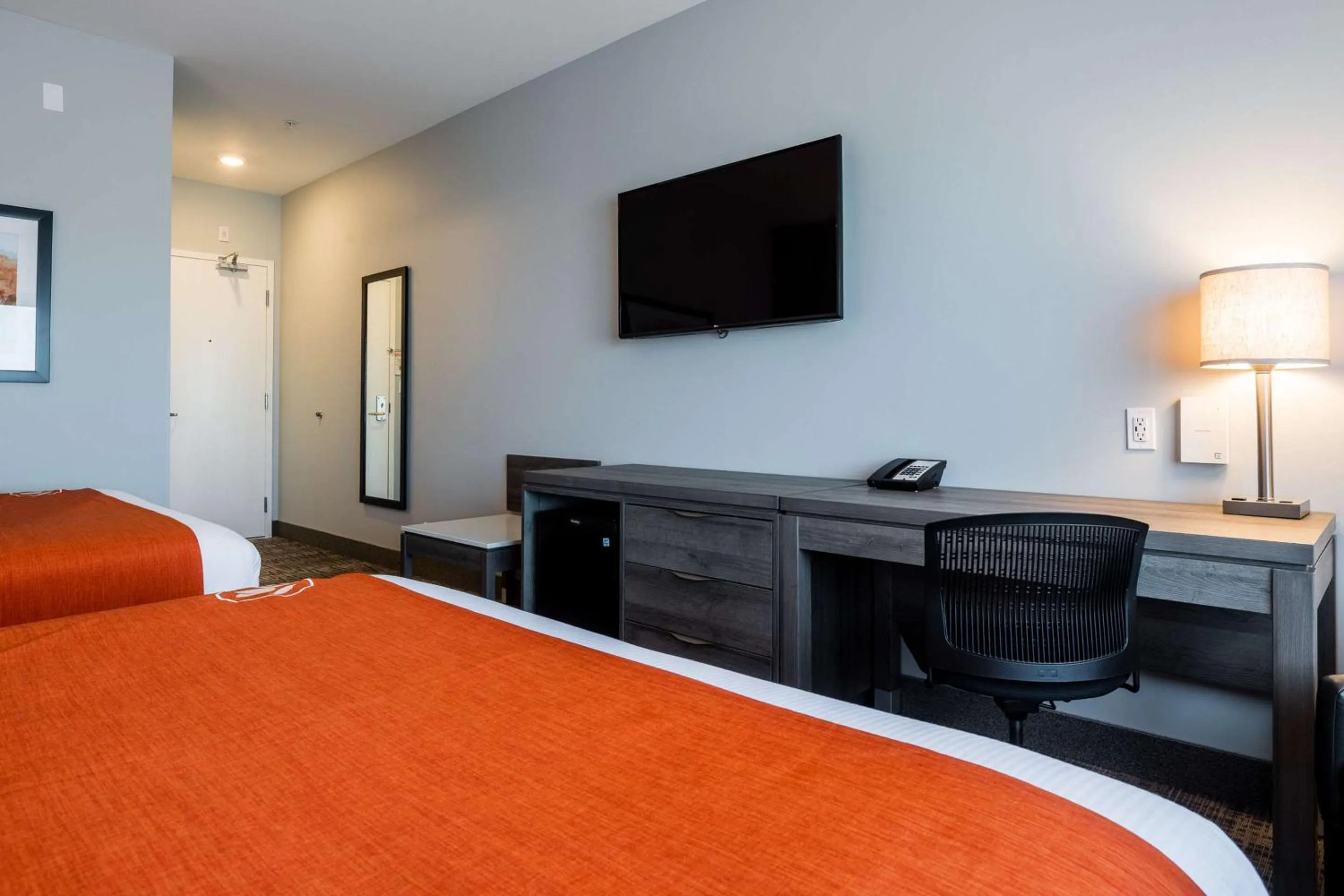 Bedroom, Bed in Amsterdam Inn & Suites, an Ascend Collection Hotel