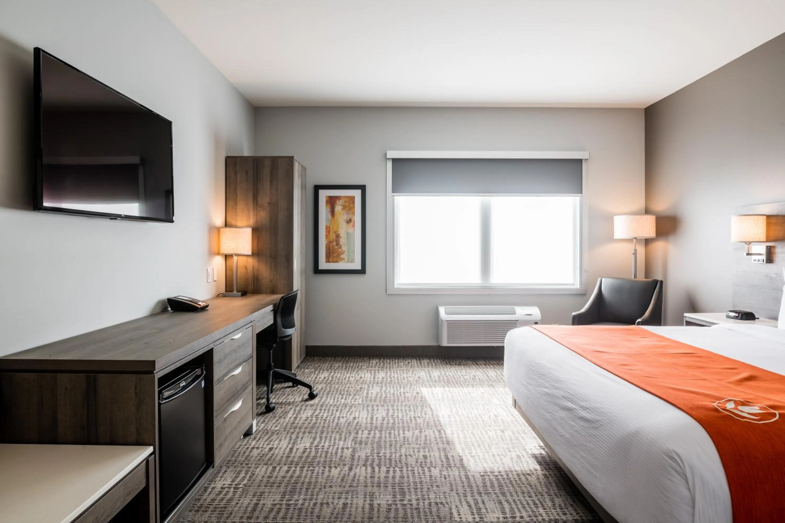 Living room, Bed in Amsterdam Inn & Suites, an Ascend Collection Hotel