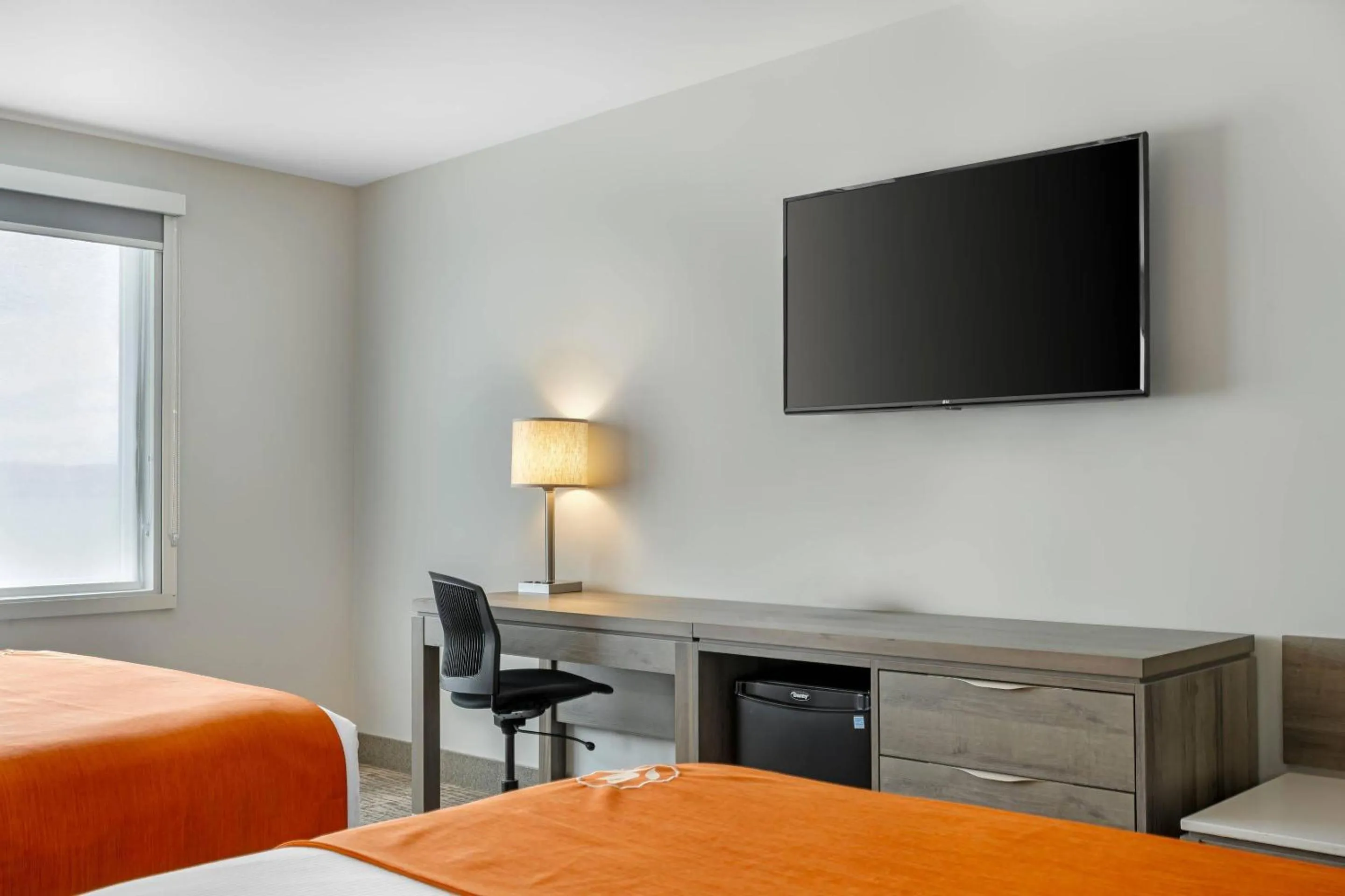 Bedroom, Bed in Amsterdam Inn & Suites, an Ascend Collection Hotel