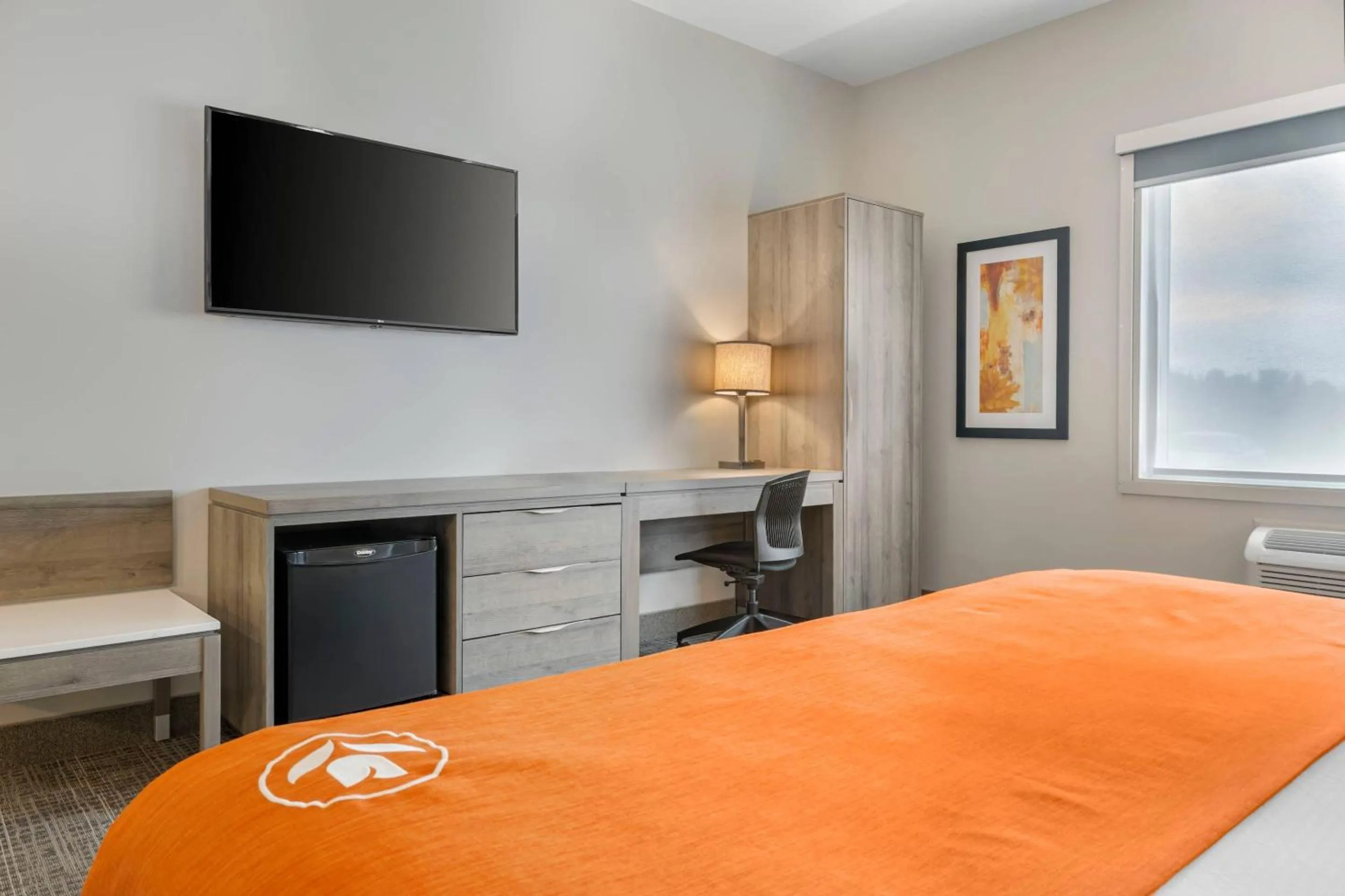 Bedroom, Bed in Amsterdam Inn & Suites, an Ascend Collection Hotel