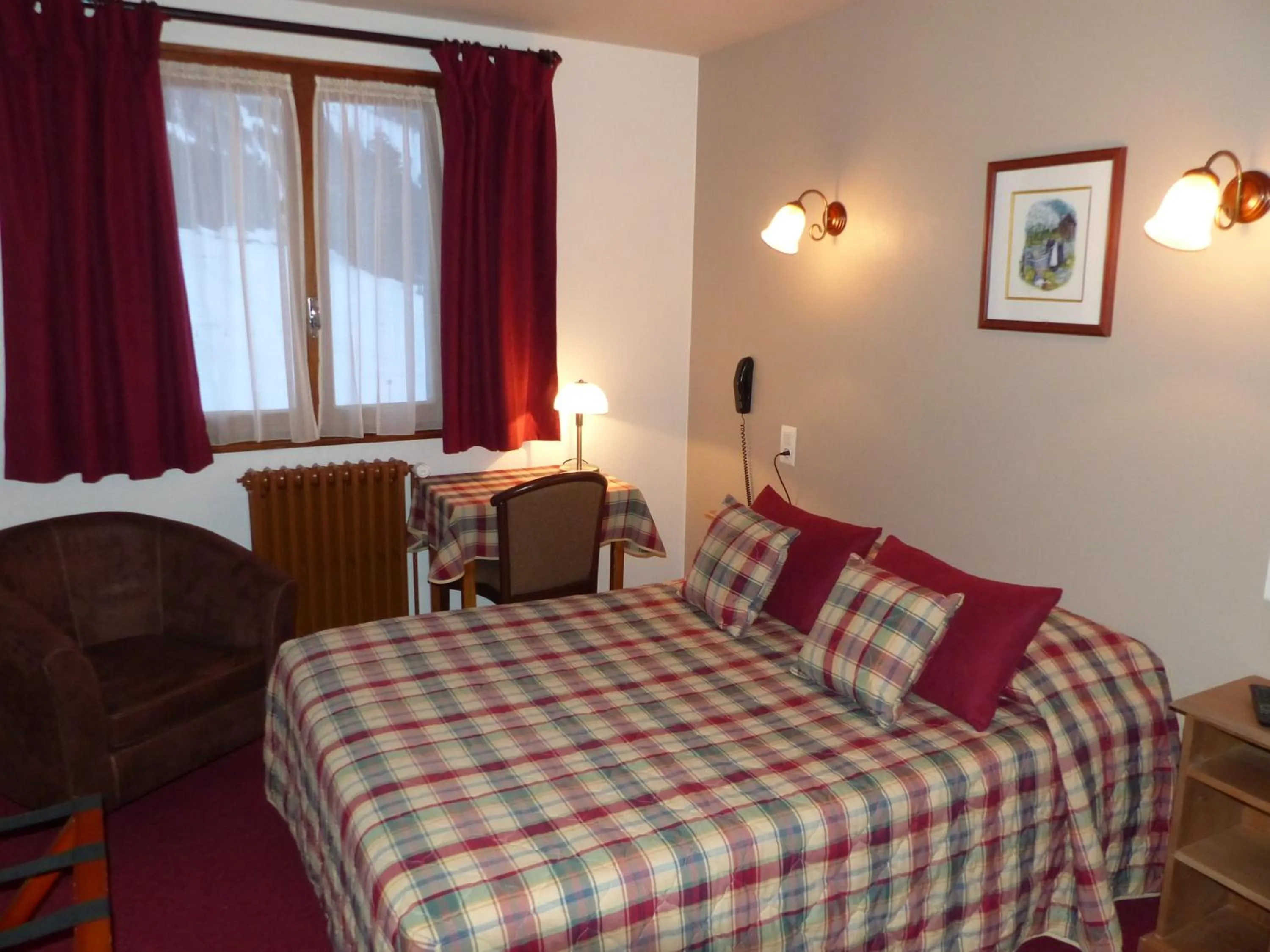 Photo of the whole room, Bed in Hôtel Bellachat