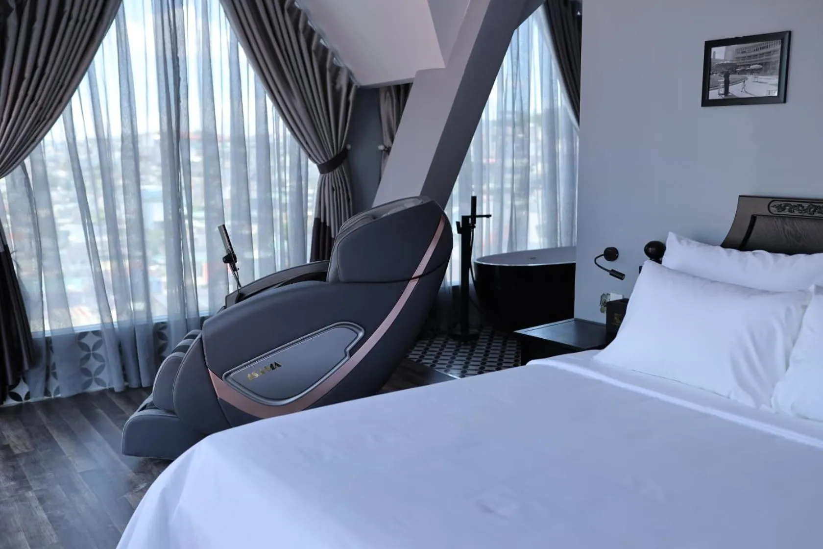 Bed in TTR Skypool View Hotel