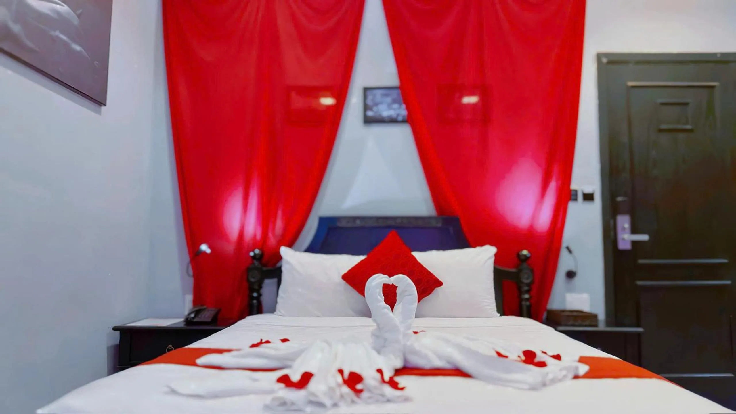 Bed in TTR Skypool View Hotel