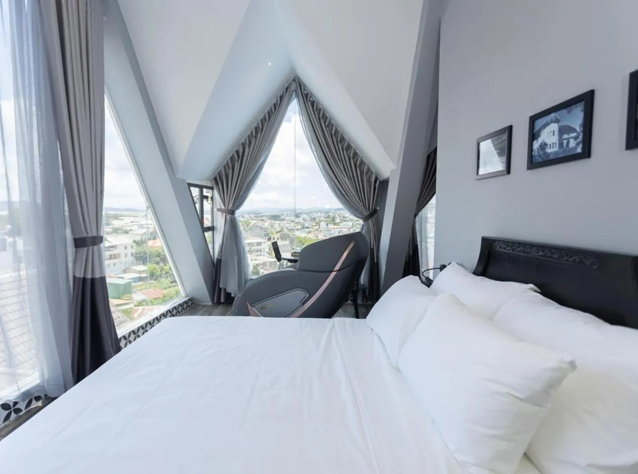 Bed in TTR Skypool View Hotel