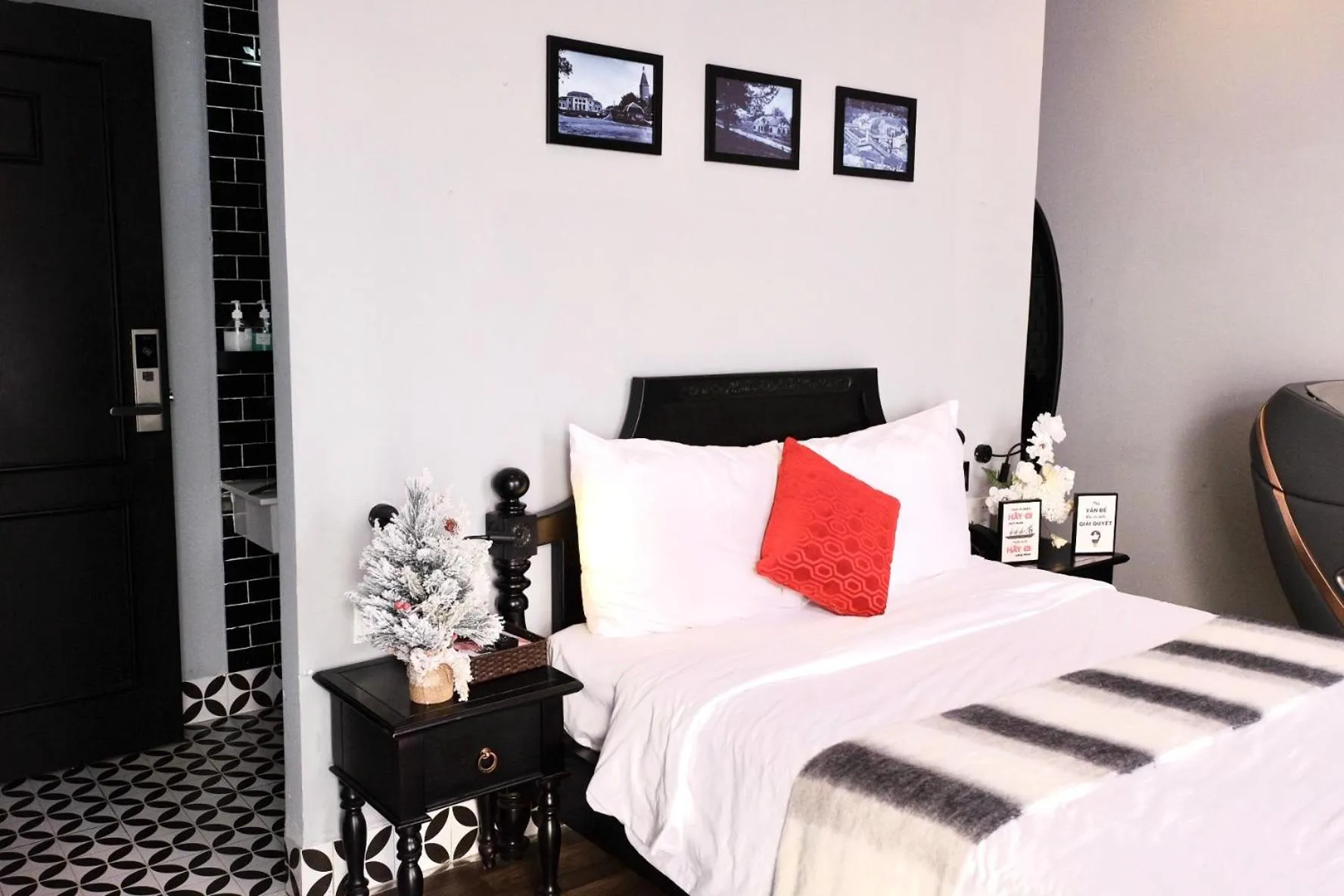 Bed in TTR Skypool View Hotel