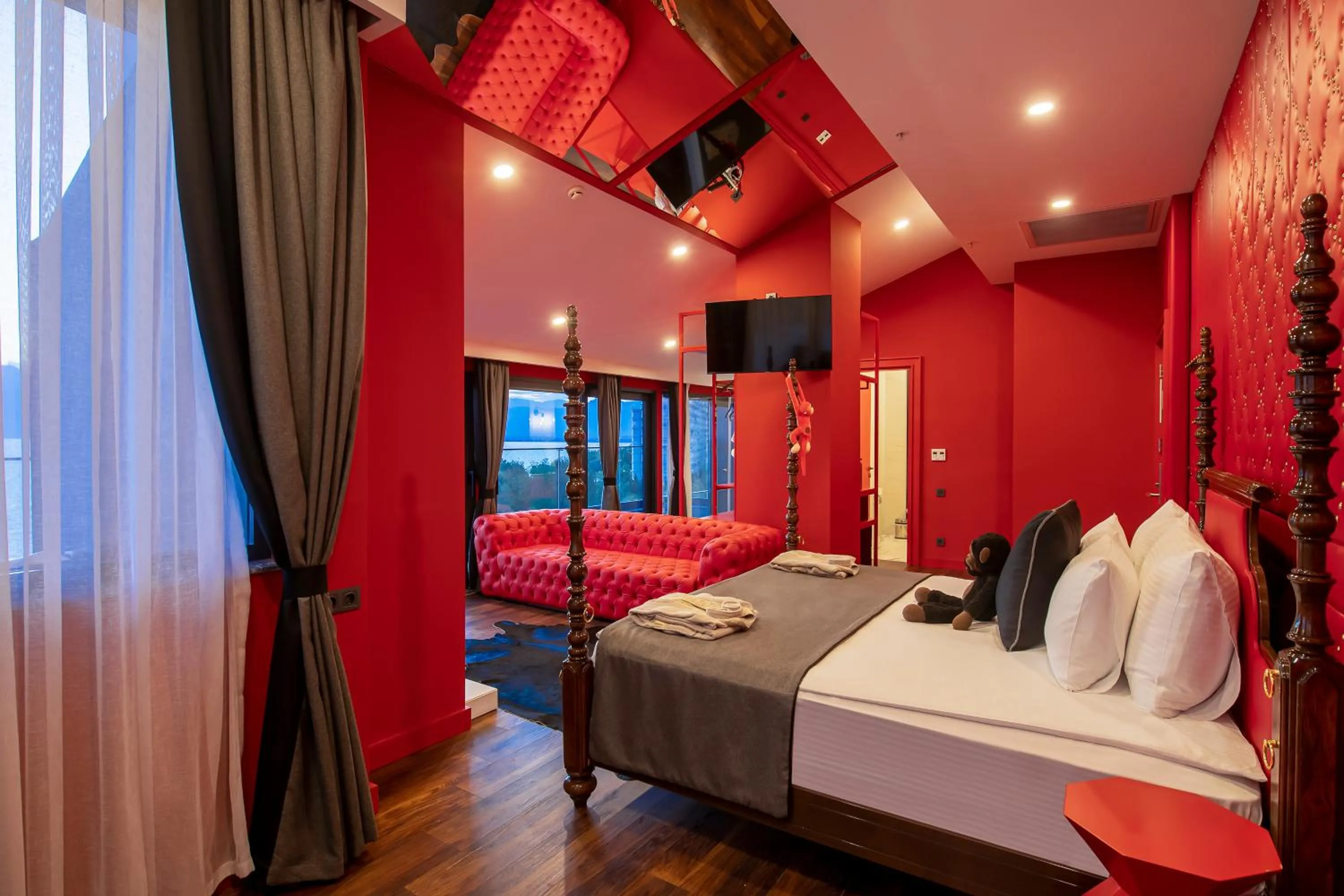 Photo of the whole room, Bed in Lucky Monkey Hotel