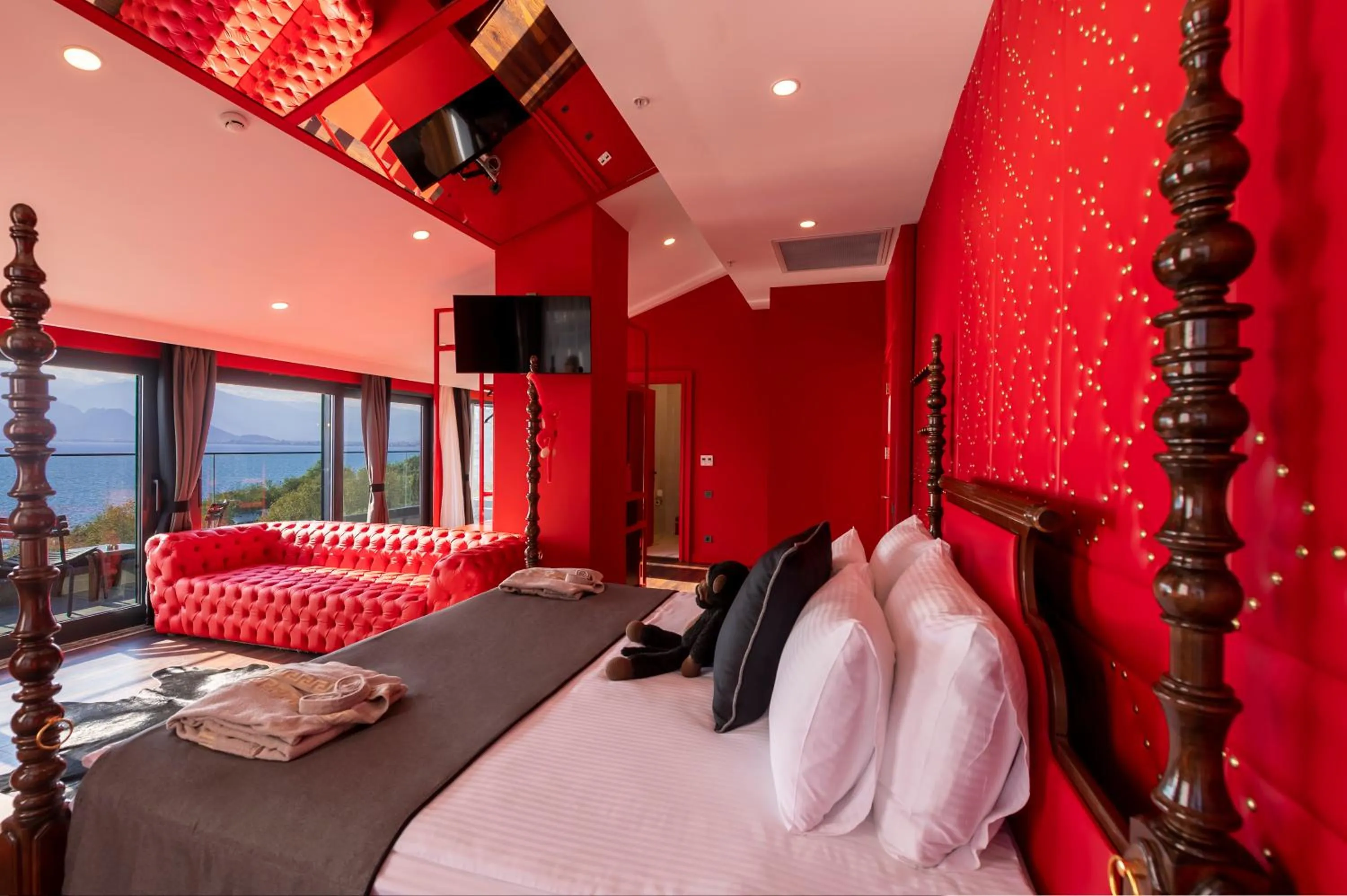 Photo of the whole room, Bed in Lucky Monkey Hotel