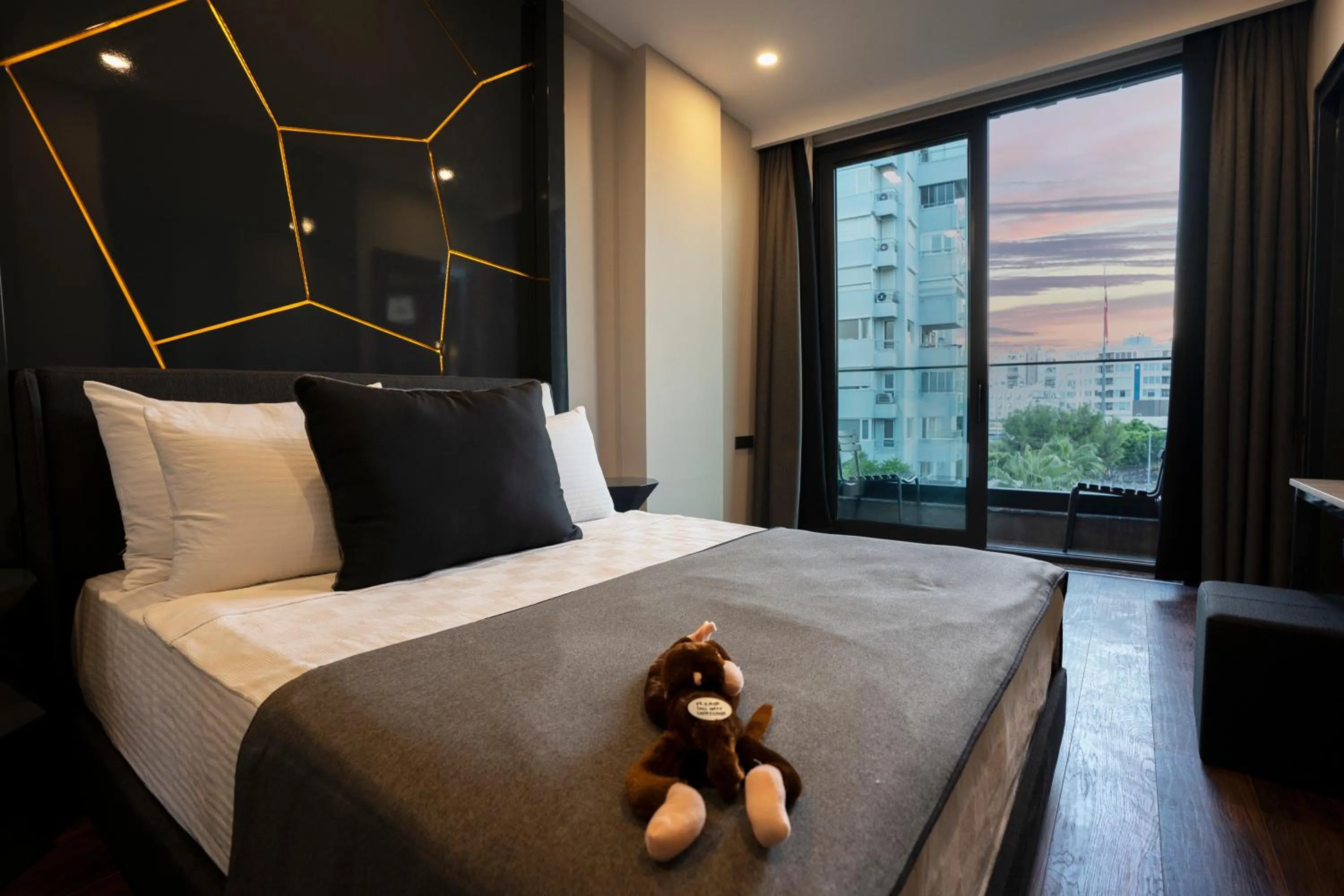 Photo of the whole room, Bed in Lucky Monkey Hotel