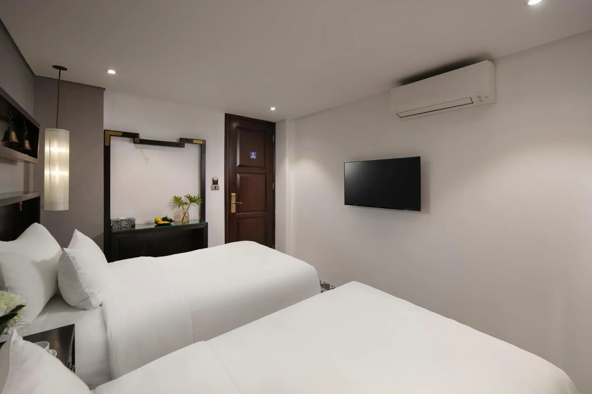 Photo of the whole room, Bed in Carillon Boutique Hotel