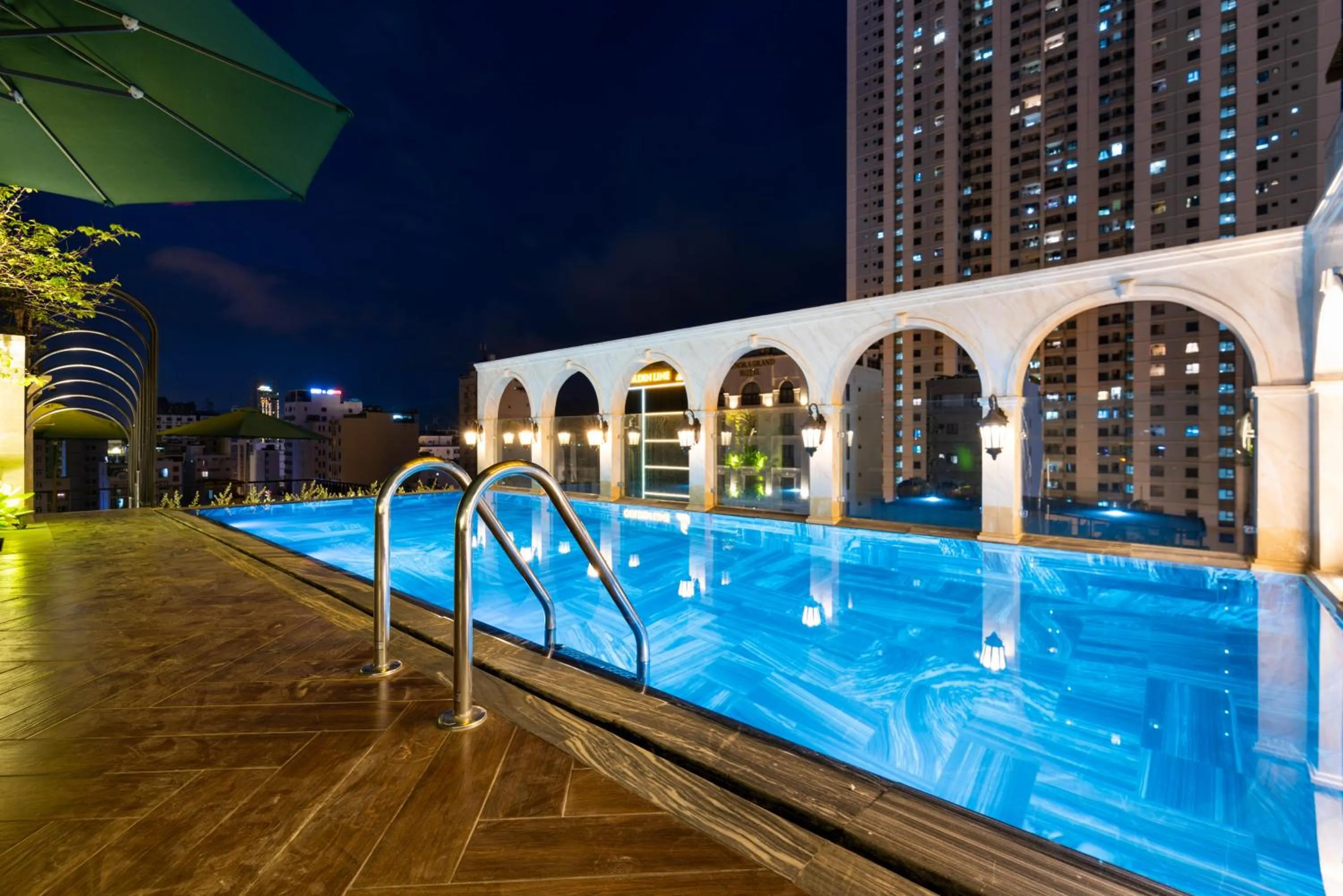 Pool view in Louis Mo Apartment