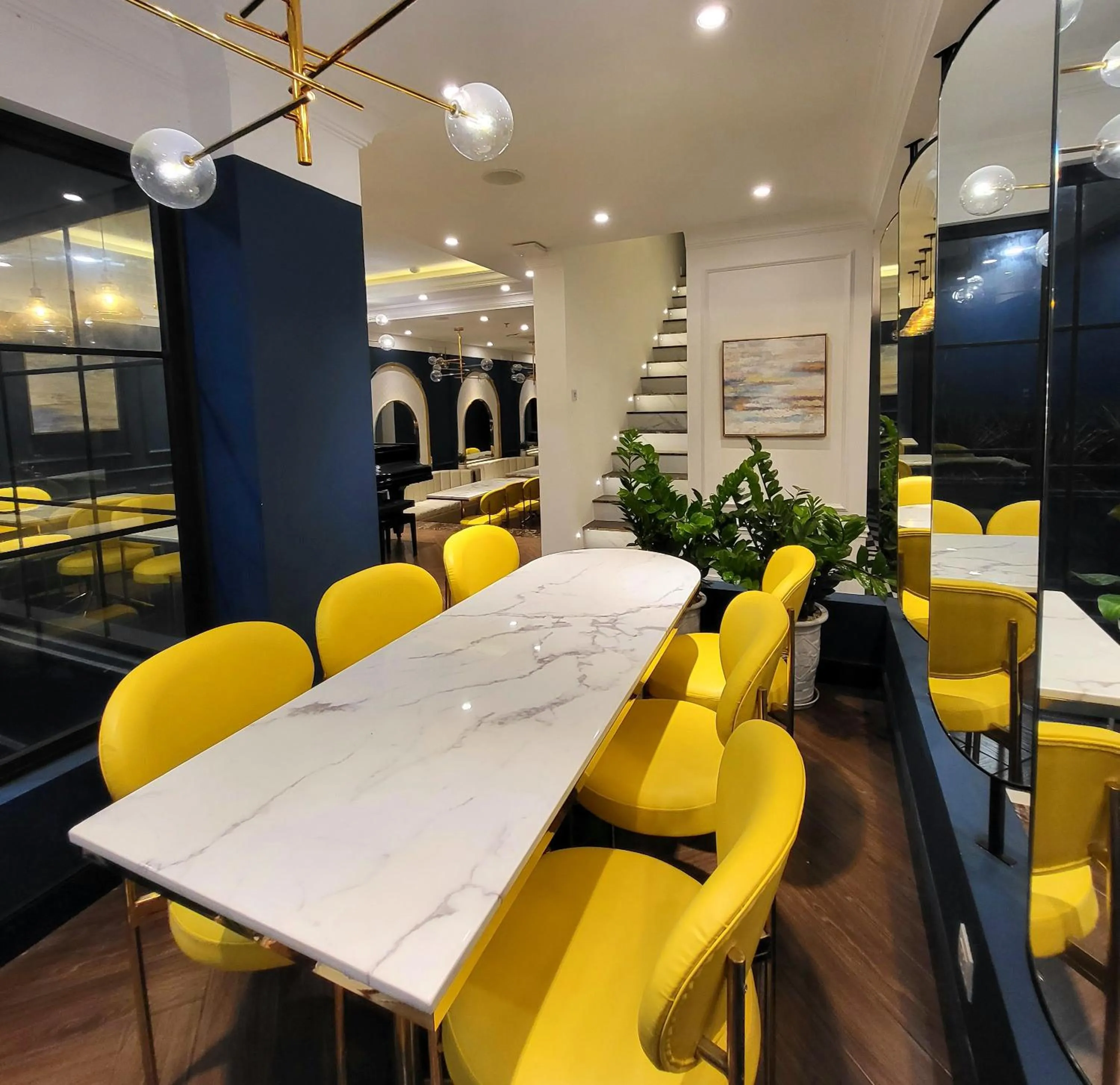 Restaurant/places to eat in Louis Mo Apartment