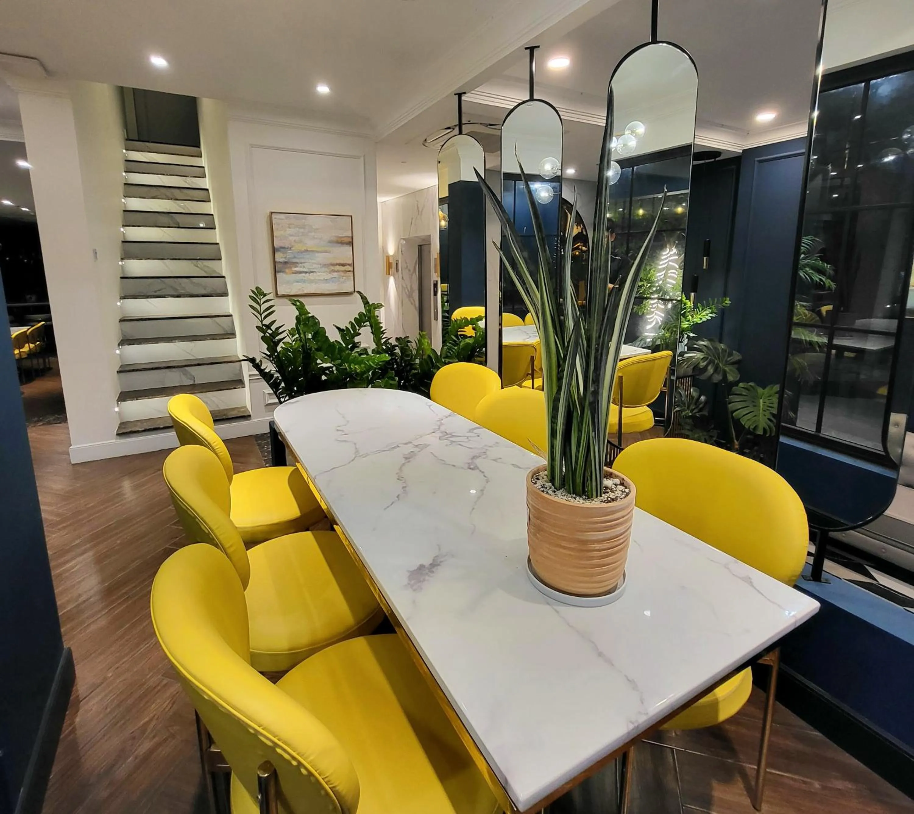 Restaurant/places to eat in Louis Mo Apartment