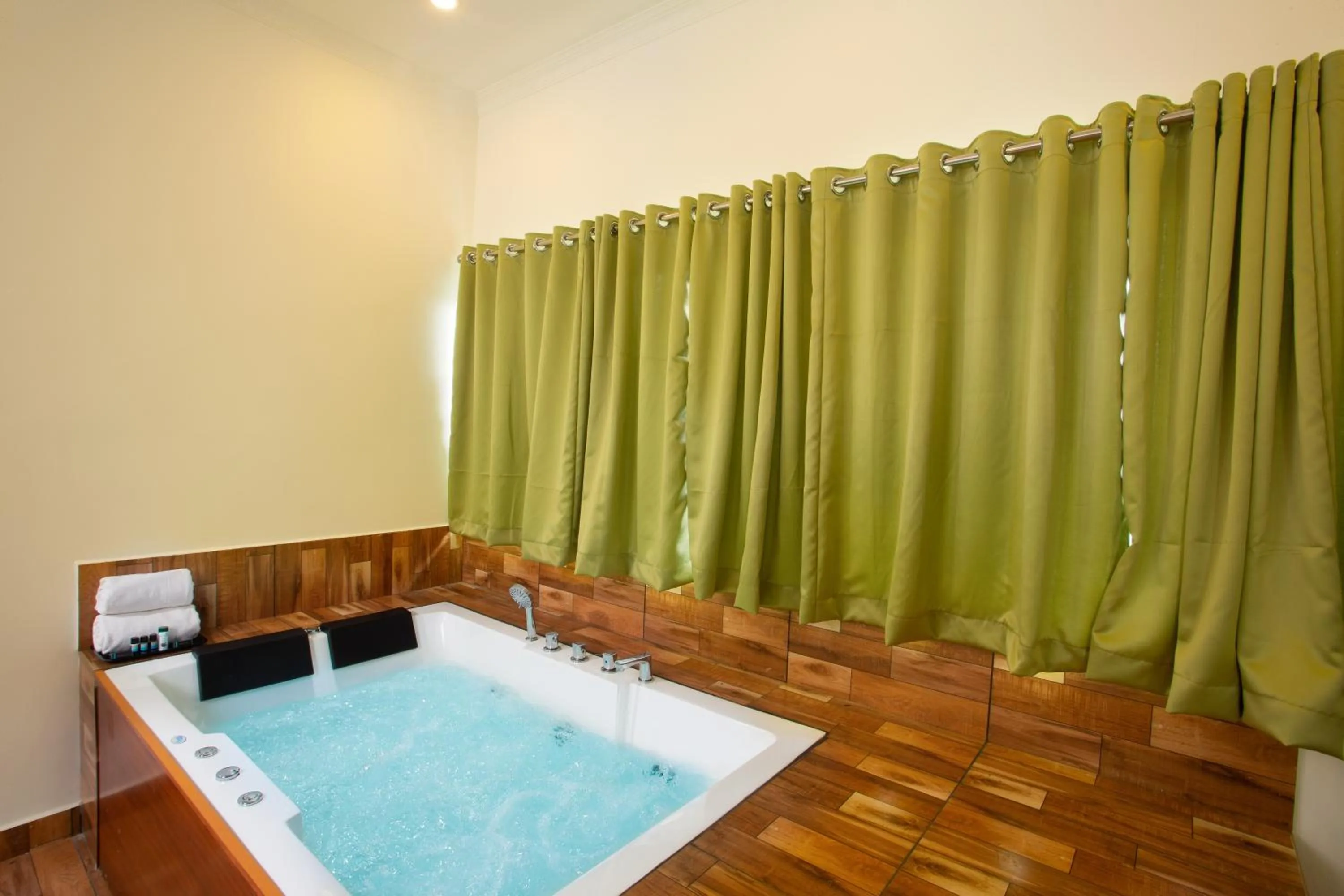Bath in The Arbour Resort Munnar