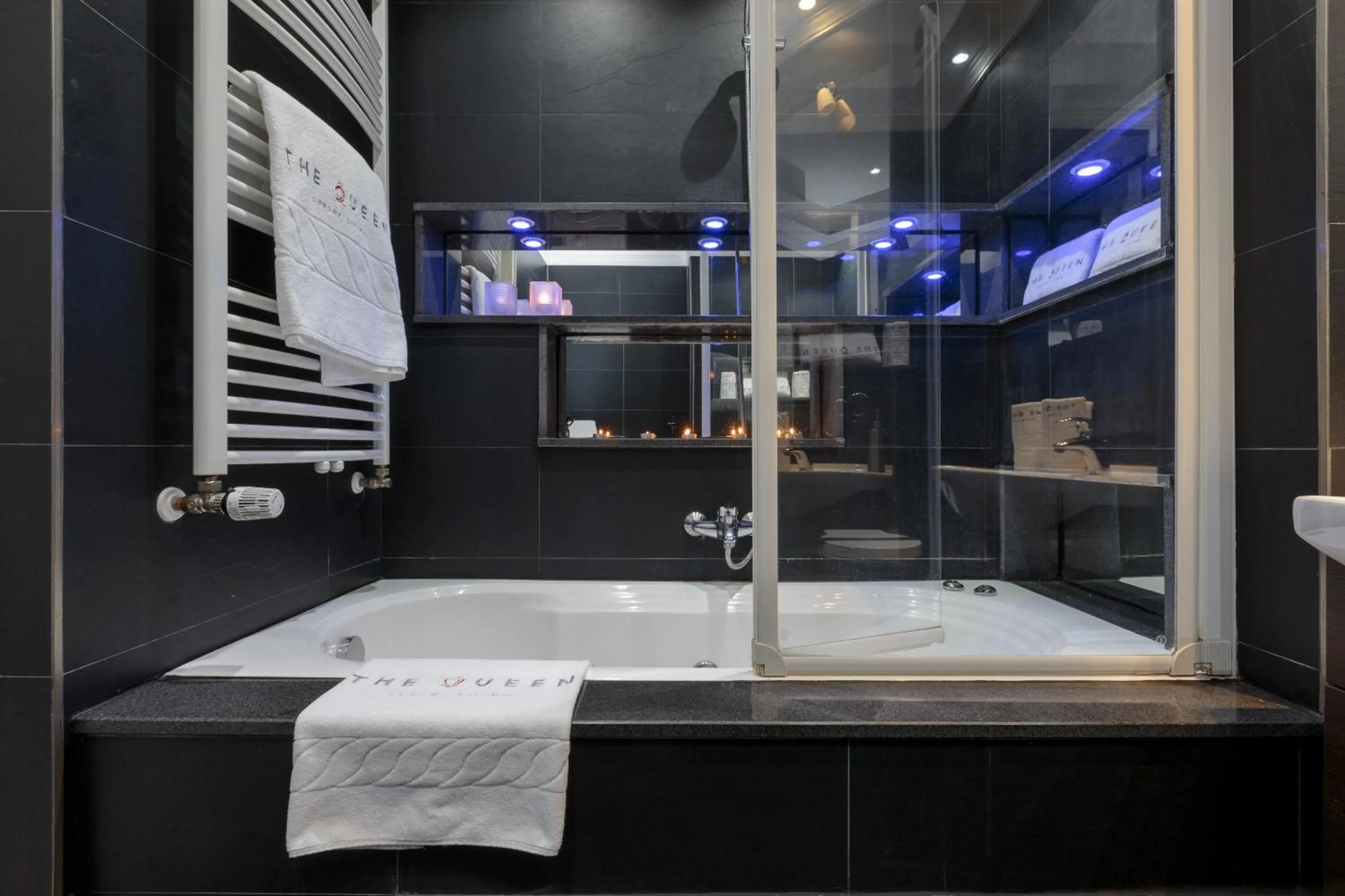 Hot Tub in The Queen Luxury Apartments - Villa Giada