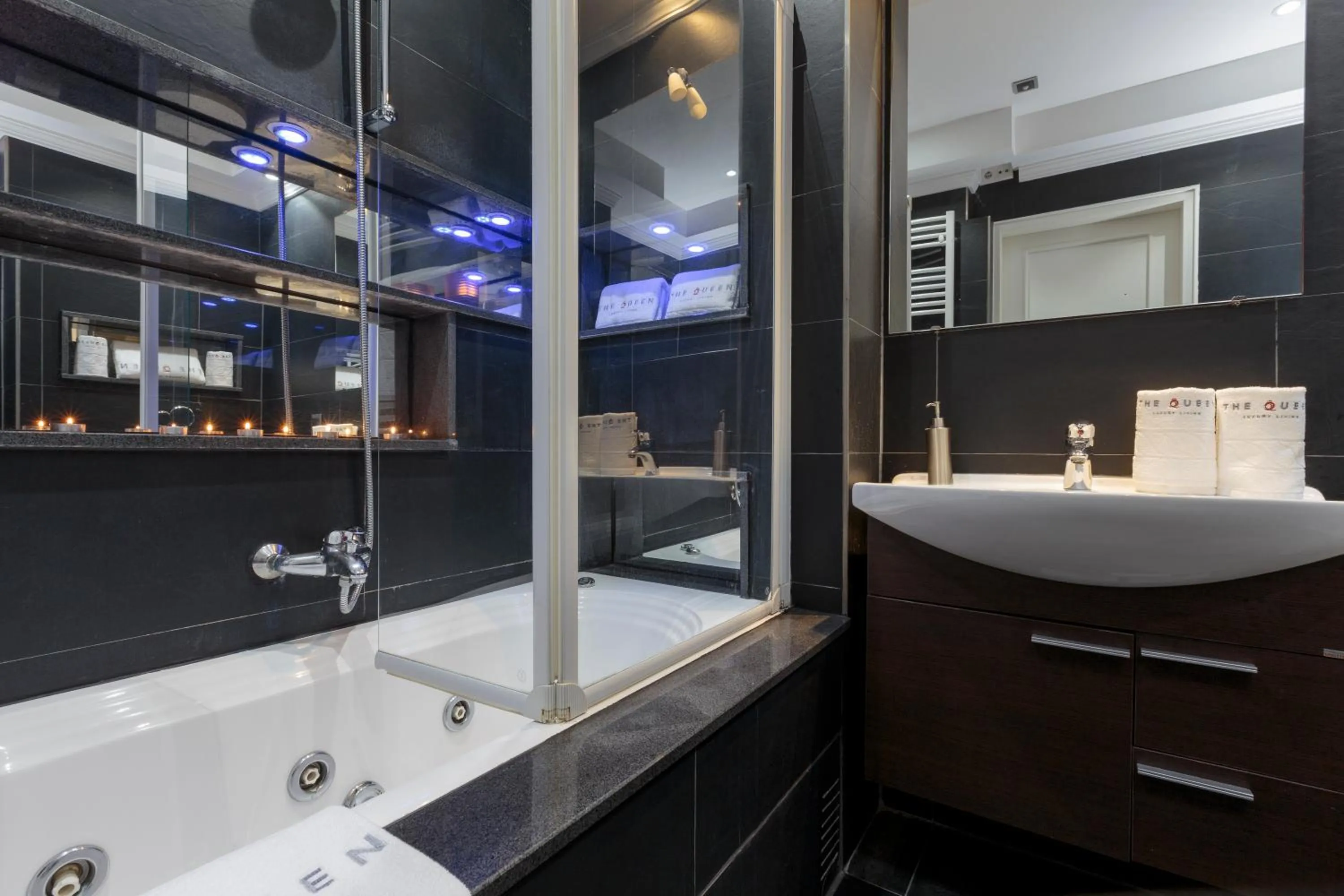 Hot Tub in The Queen Luxury Apartments - Villa Giada