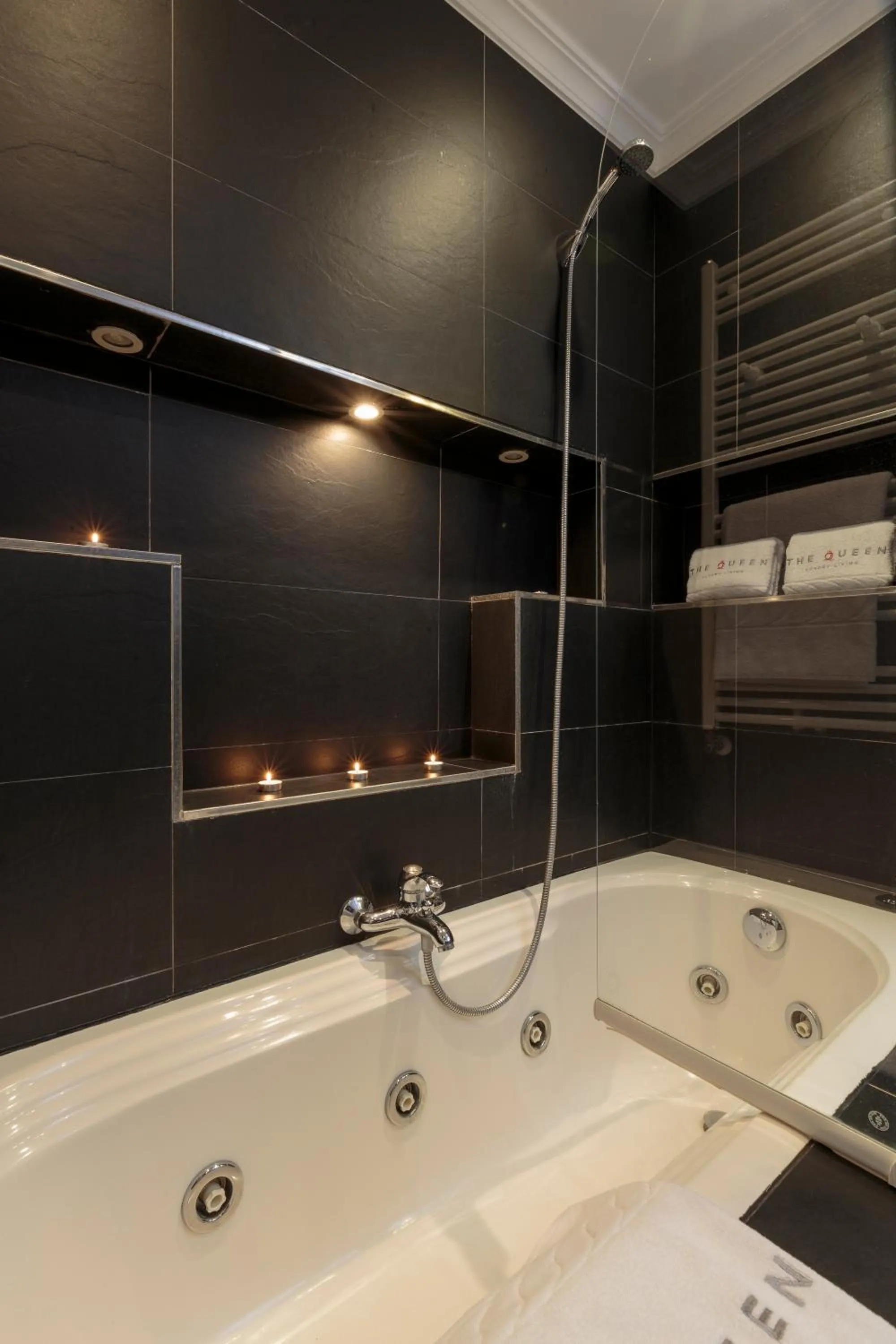 Hot Tub in The Queen Luxury Apartments - Villa Giada