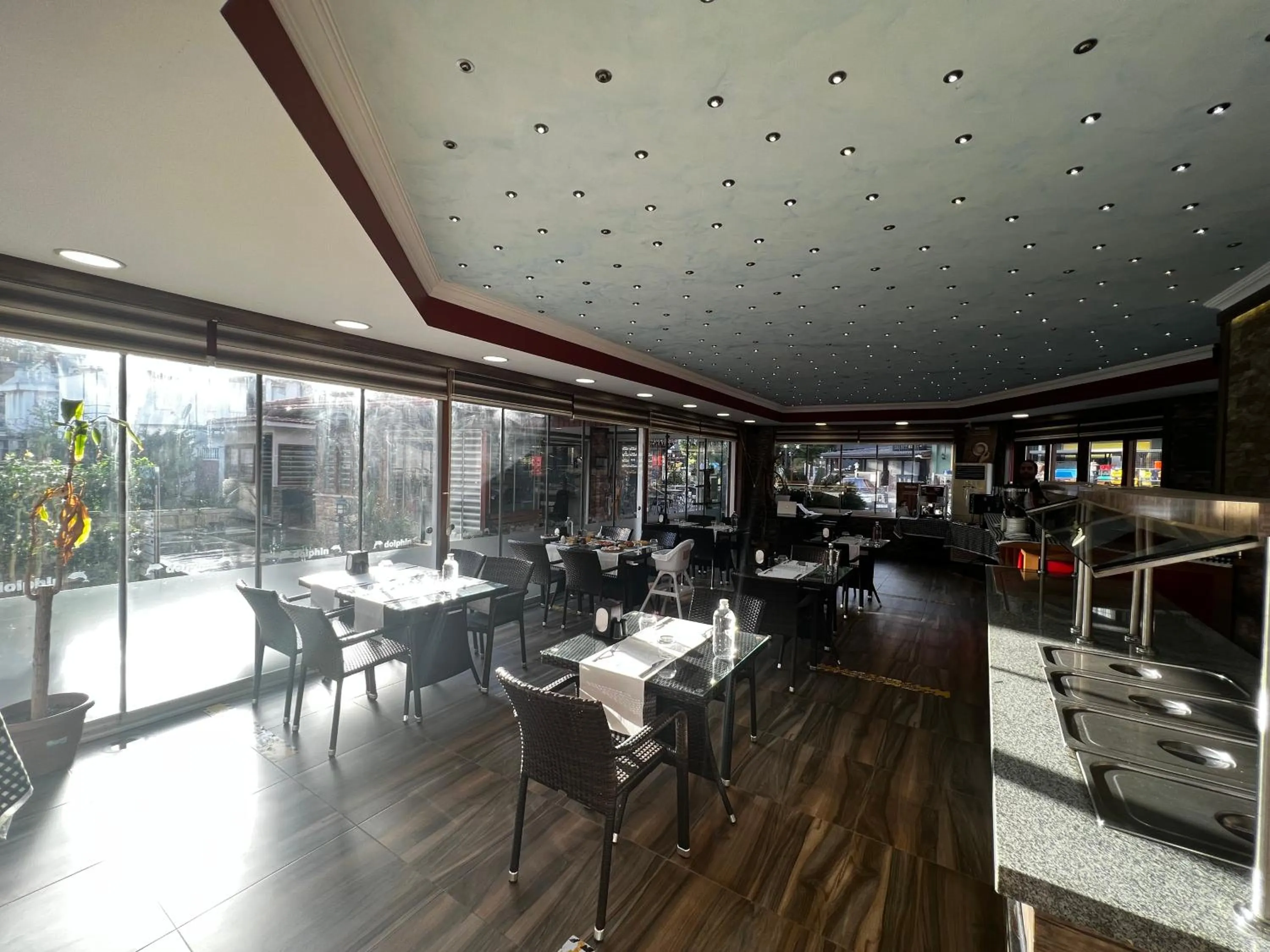 Restaurant/places to eat in Dolphin Park Hotel